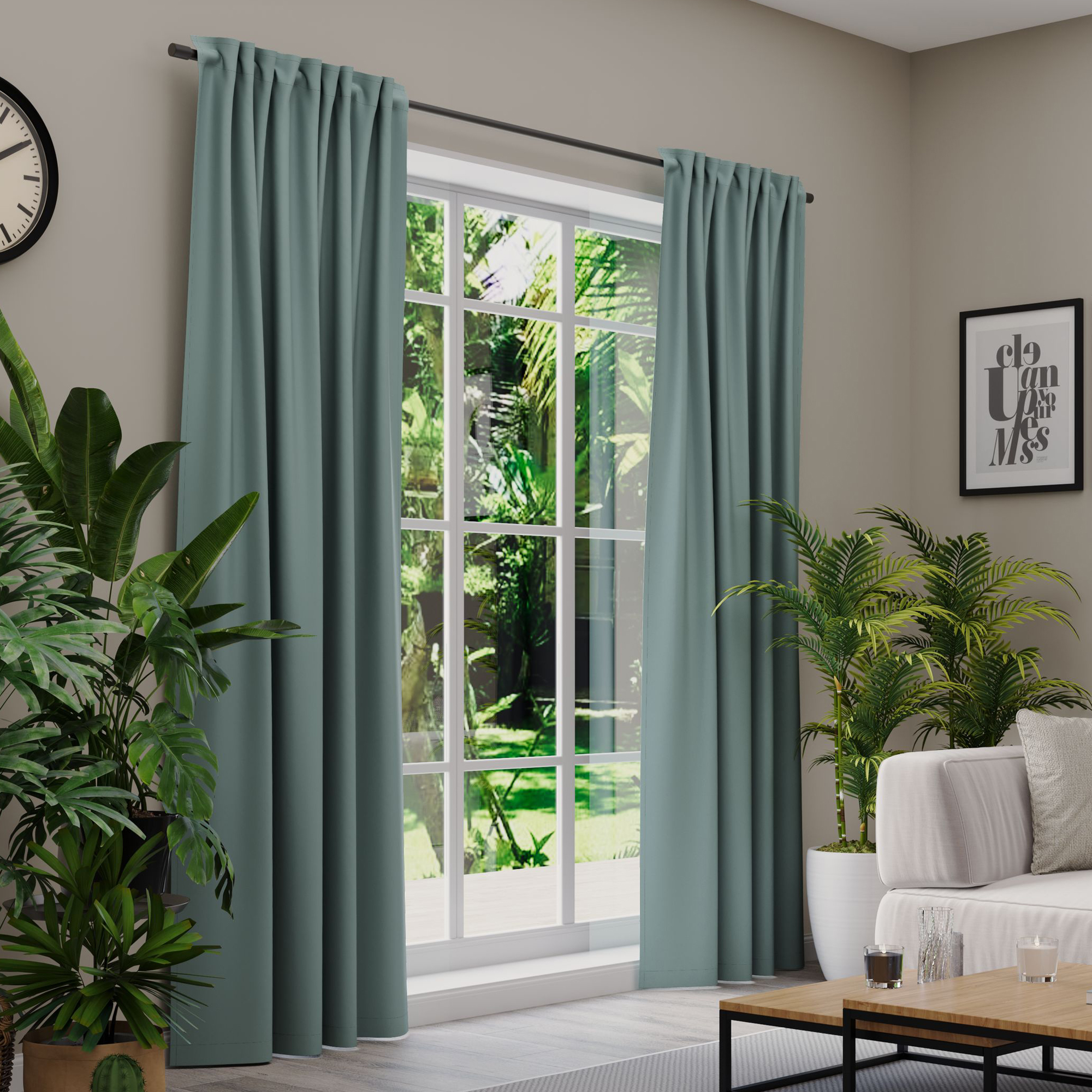 Gardinen an einem Fenster in einem Wohnzimmer mit Pflanzen und Möbeln