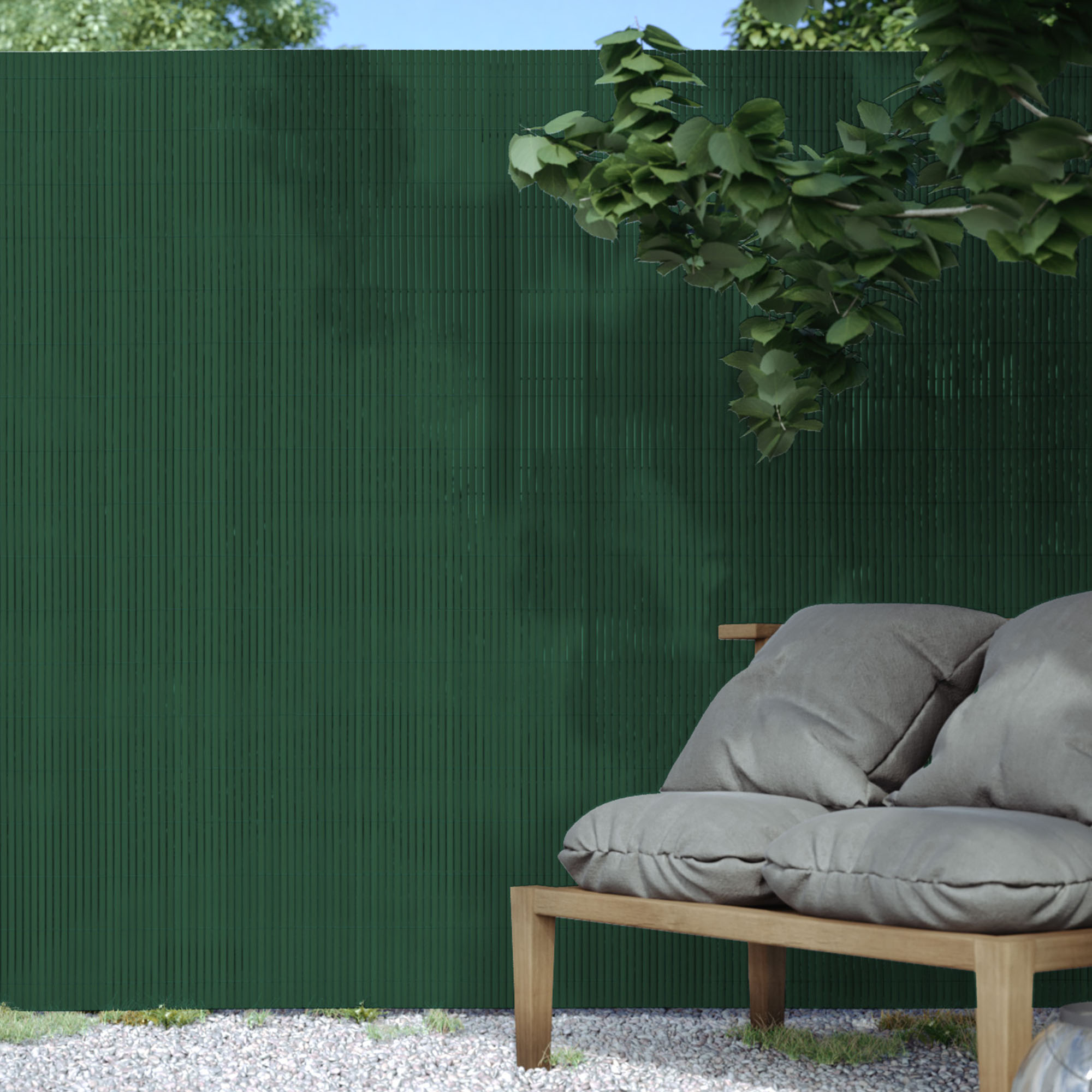 PVC Sichtschutzmatte im Garten hinter einem Sofa aus Holz mit Kissen