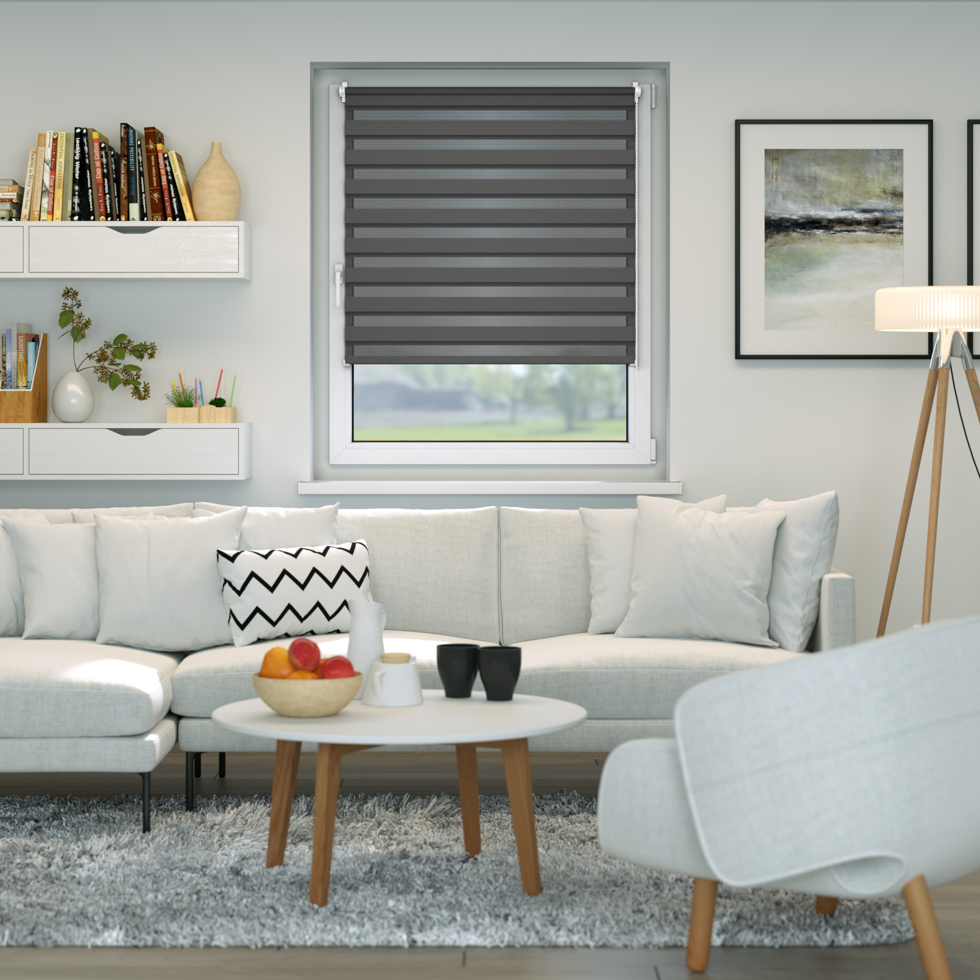 Fenster mit Zevra Doppelrollo in modernem Wohnzimmer, umgeben von Möbeln und Dekorationen