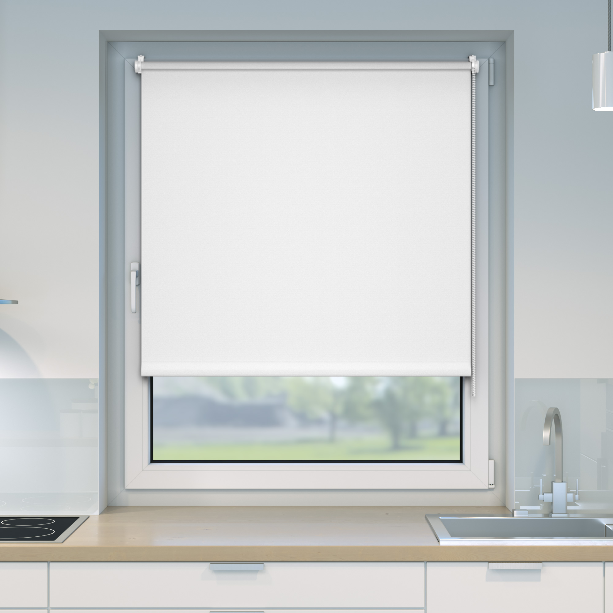 Verdunkelungsrollo an einem Fenster in einer Küche, mit Kette zum Hoch- und Runterziehen
