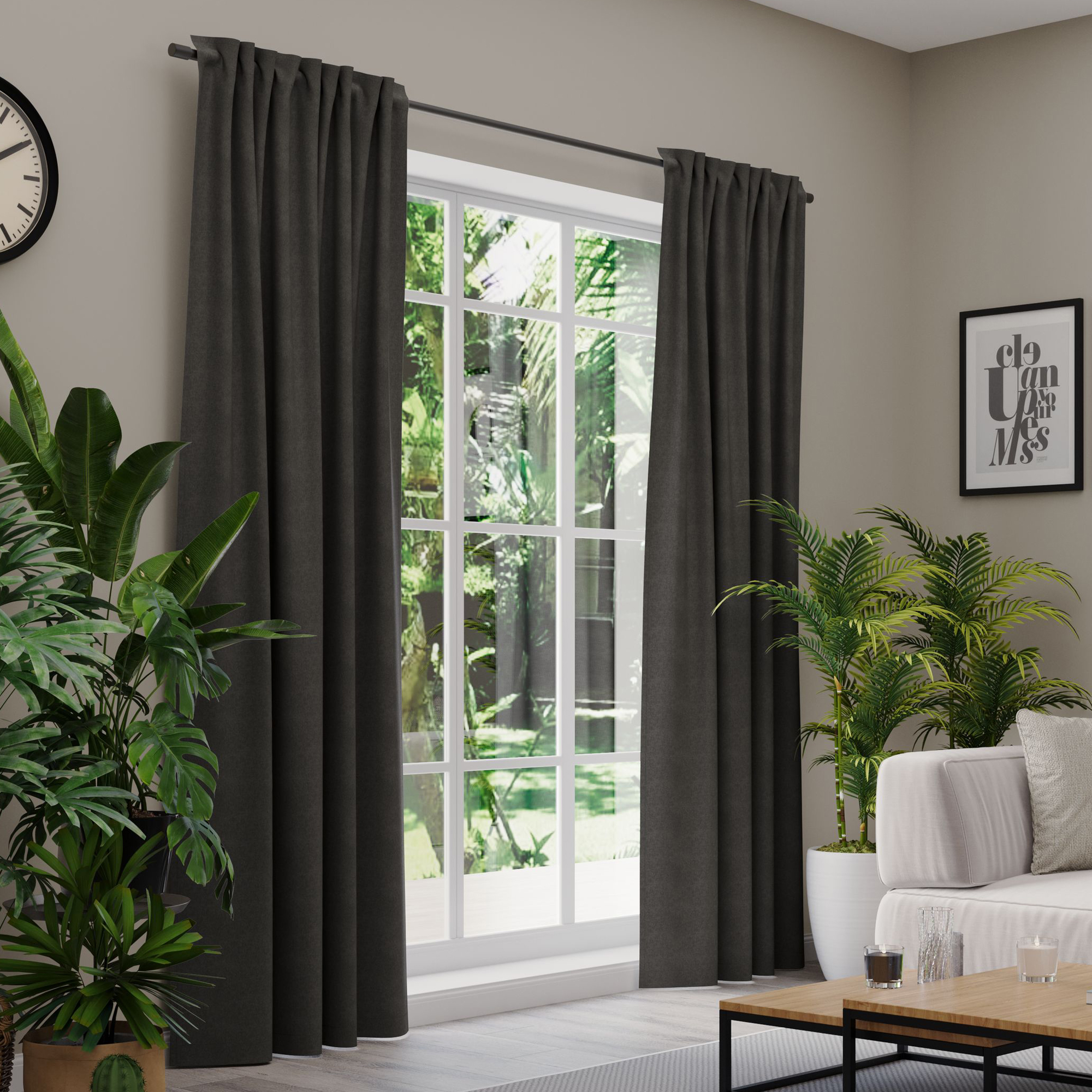 Gardinen an einem Fenster in einem Wohnzimmer mit Pflanzen und Möbeln