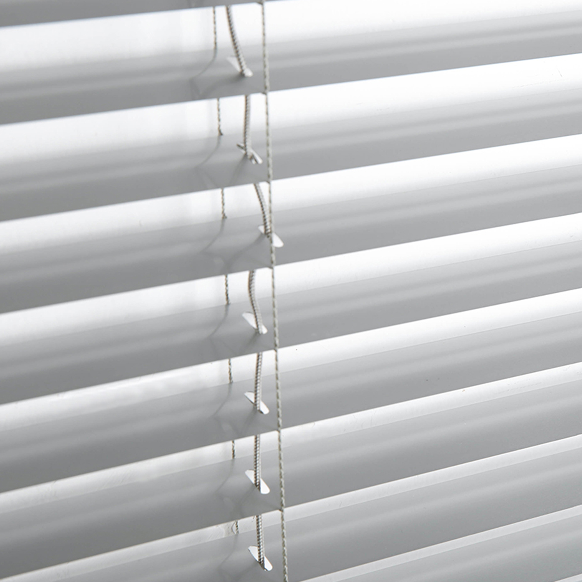 Aluminiumjalousie mit horizontalen Lamellen und Zugseilen zur Lichtregulierung und Sichtschutz