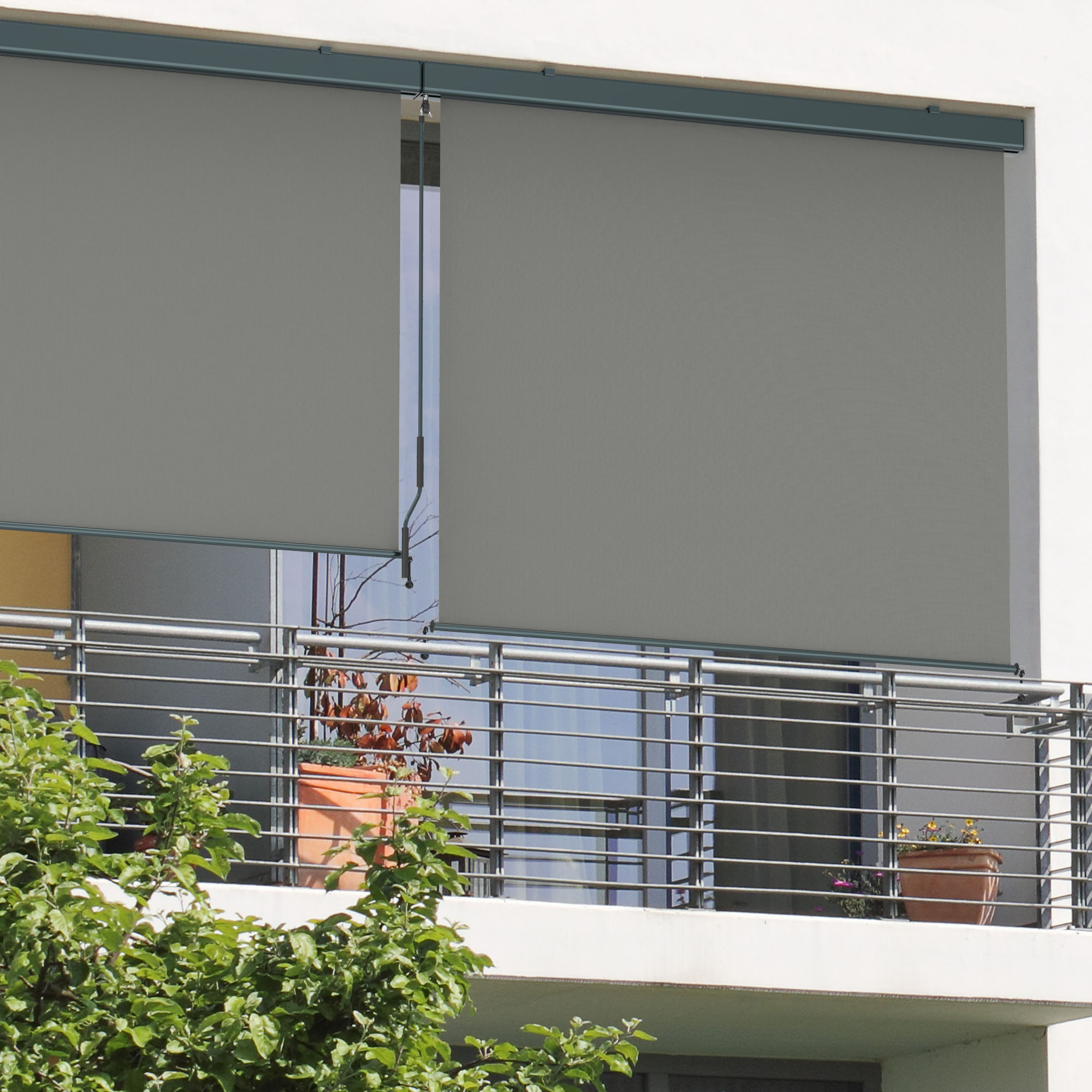 Senkrechtmarkise mit Kassette und Kurbel an Balkon montiert