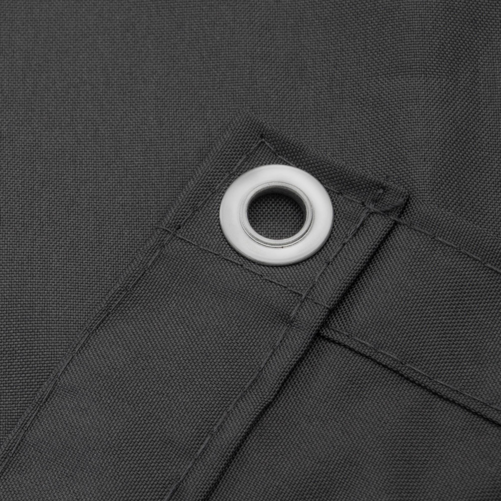 Nahaufnahme einer Balkonbespannung aus wasserdichtem Polyester mit Öse zur Befestigung