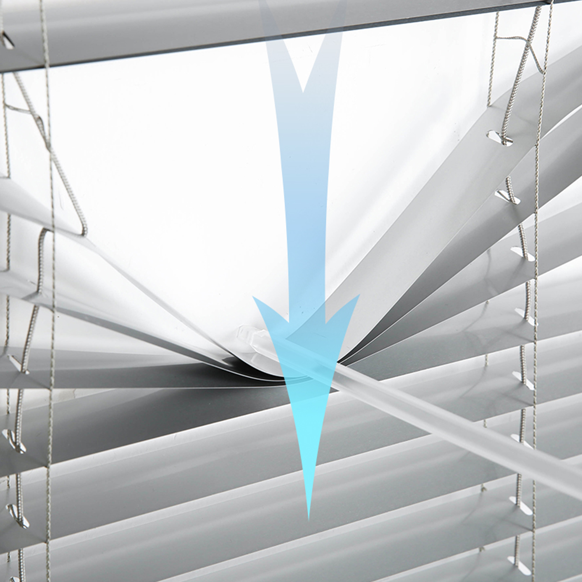 Aluminium Jalousie mit Lamellen und Zugmechanismus zur Lichtregulierung und Sichtschutz