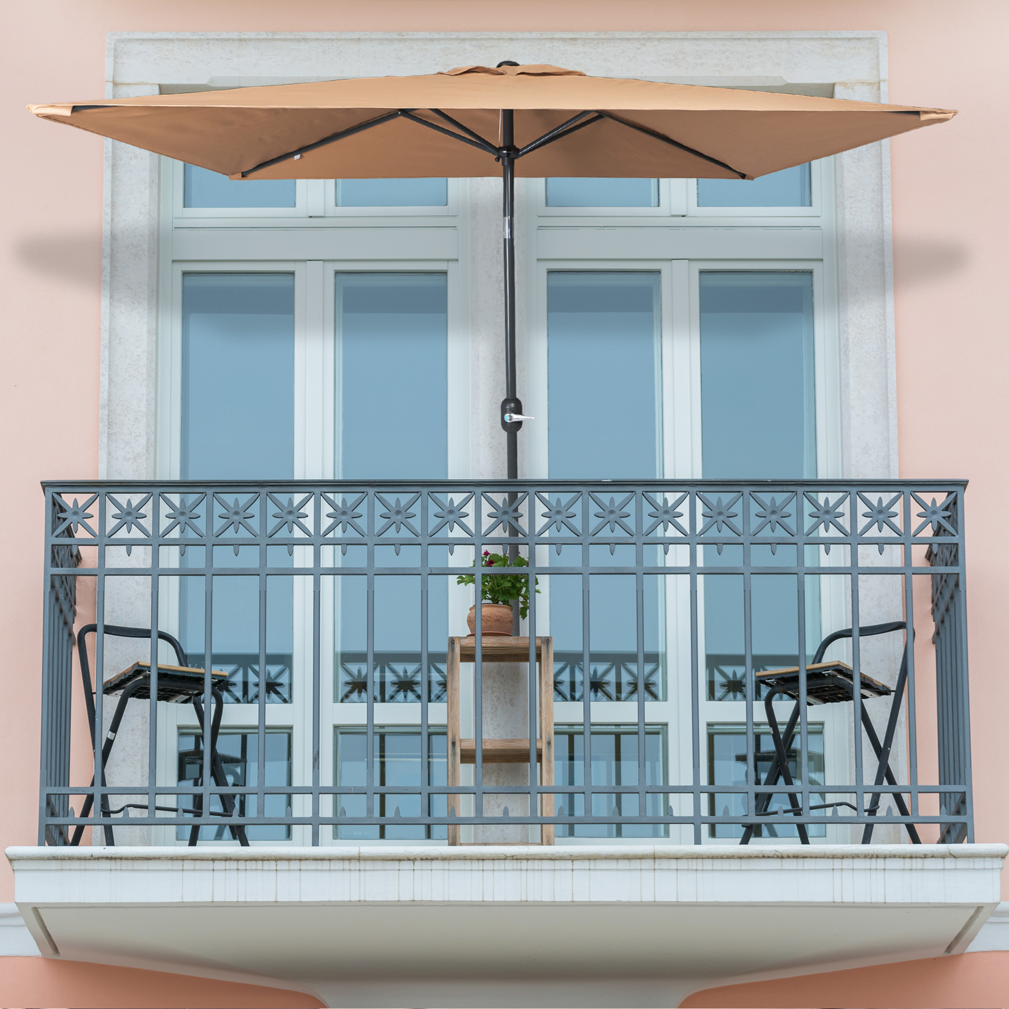 slider_image_4ab55ff7ac094310b29969f4c10a335a Kleiner, knickbarer Sonnenschirm auf einem Balkon über Tisch und Stühlen