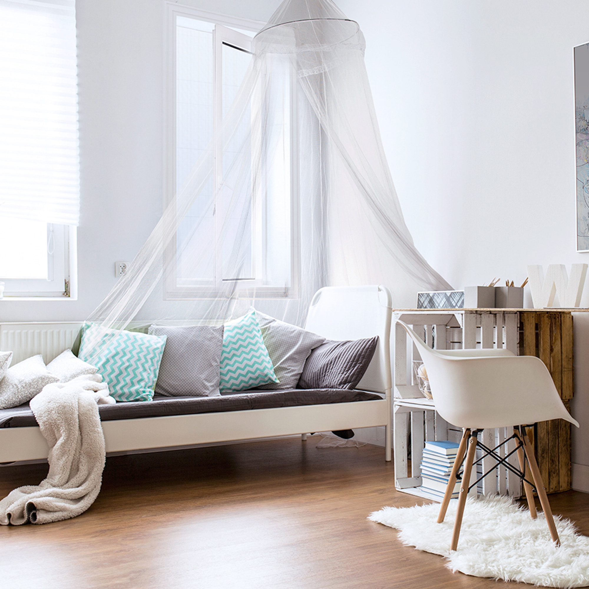 Betthimmel über einem Bett in einem modern eingerichteten Raum