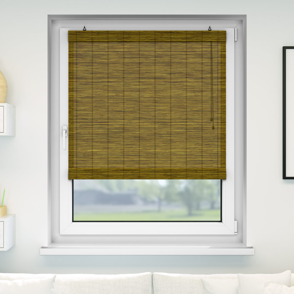Fenster mit heruntergelassenem Rollo aus horizontalen Lamellen