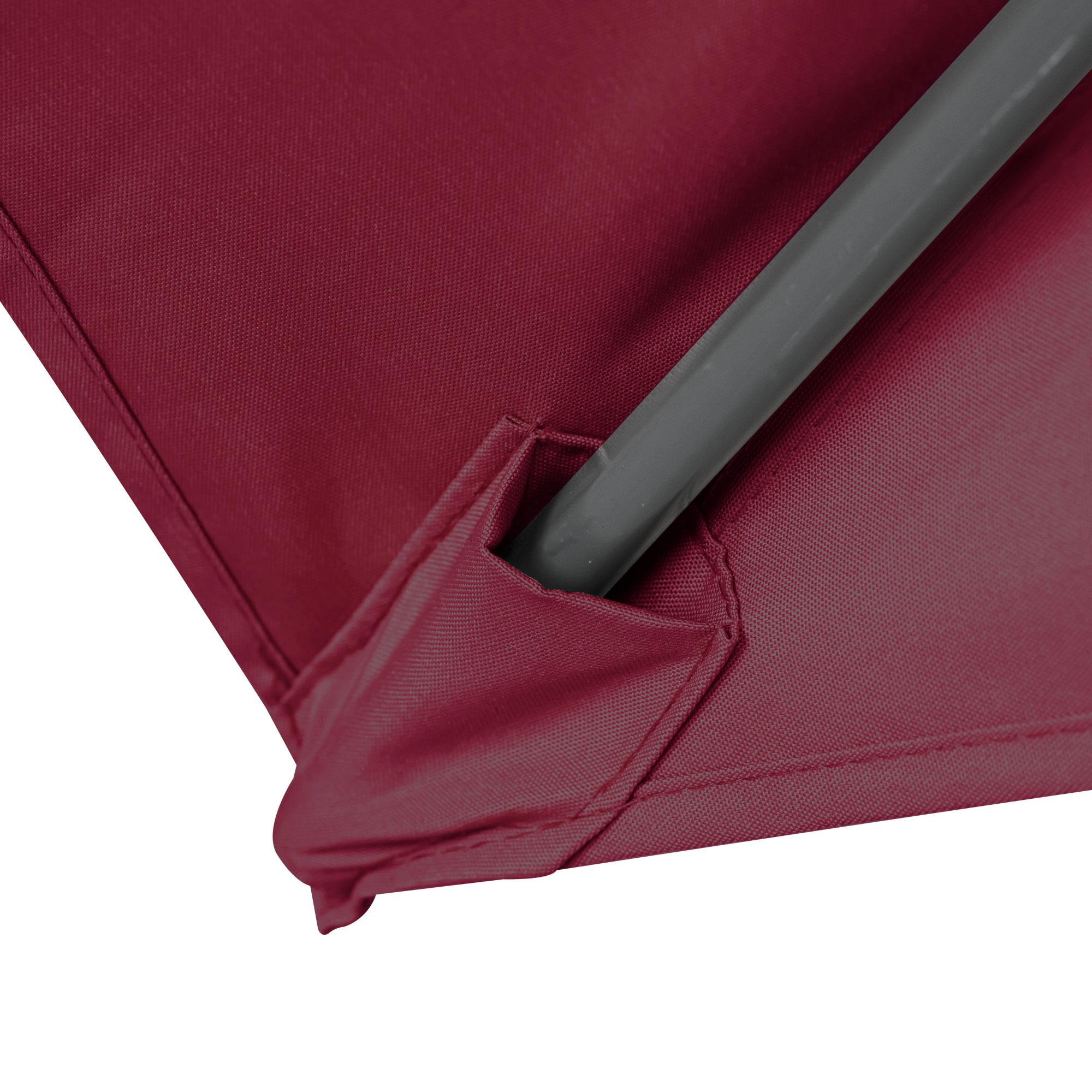 Nahaufnahme eines knickbaren Sonnenschirms mit Stoffbespannung und Stange