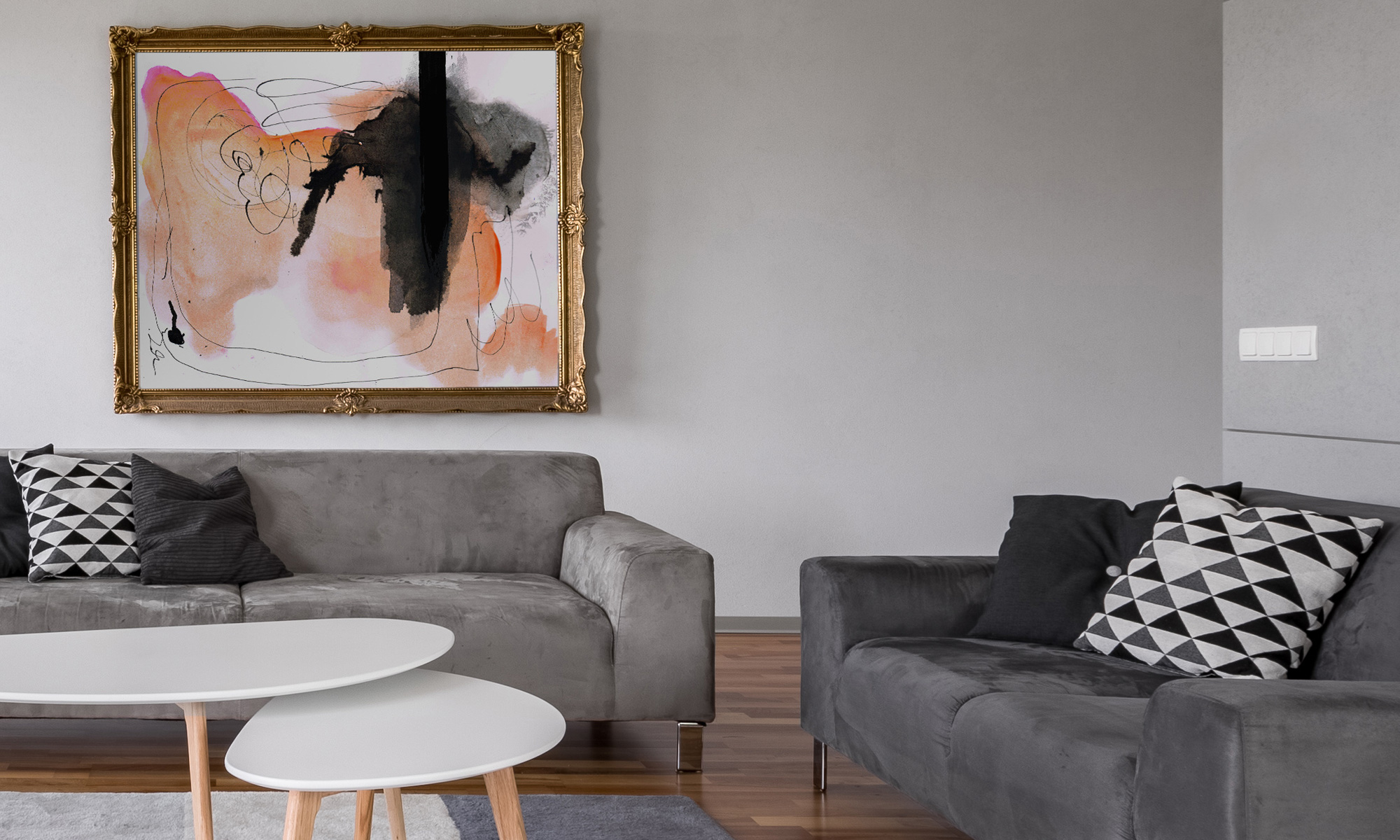 slider_image_6d277f83cacb4c989a096d88c10bd98c Zwei Sofas mit Kissen, Couchtische und ein abstraktes Gemälde an der Wand