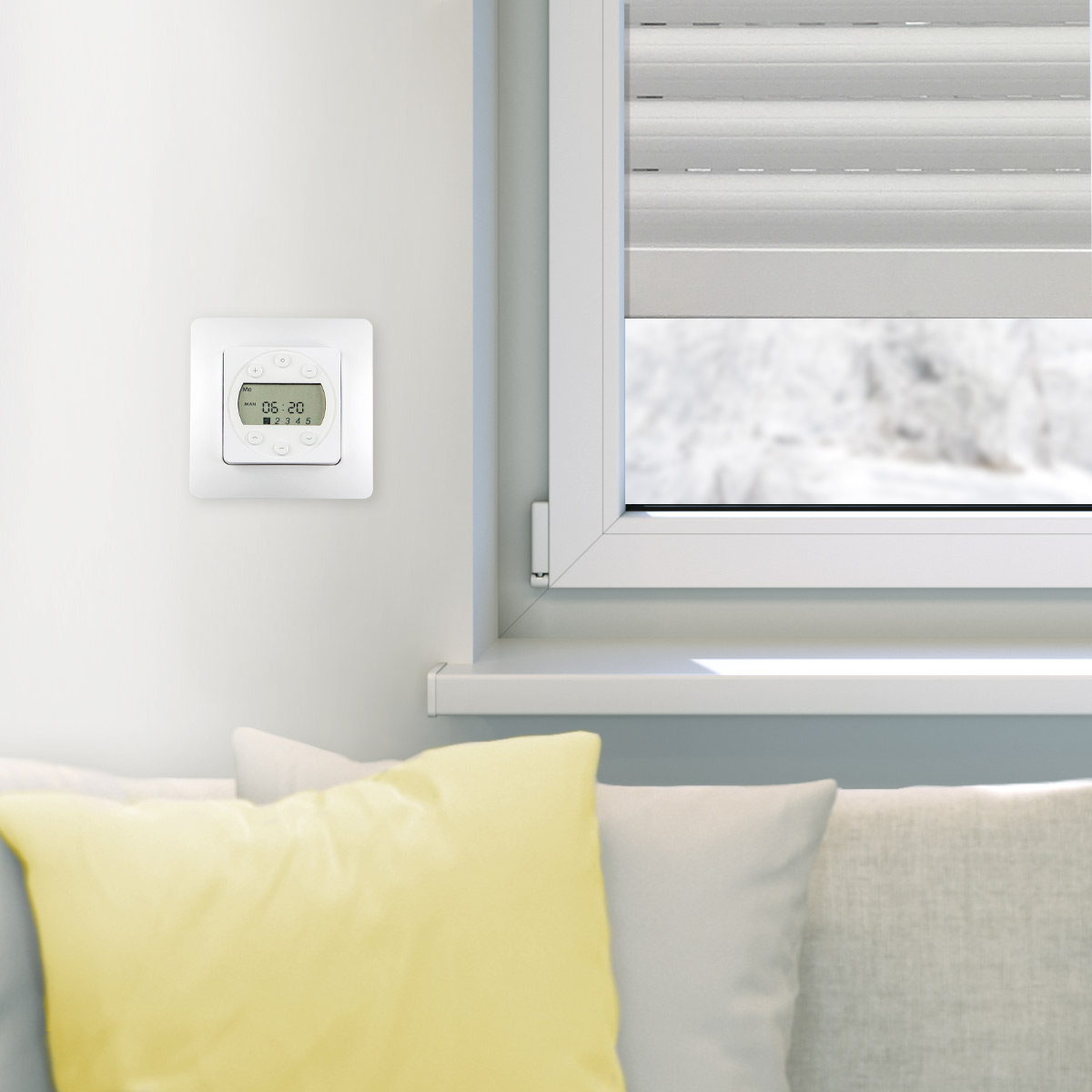 Funkwandsender an der Wand neben einem Fenster mit Rollladen im Wohnbereich