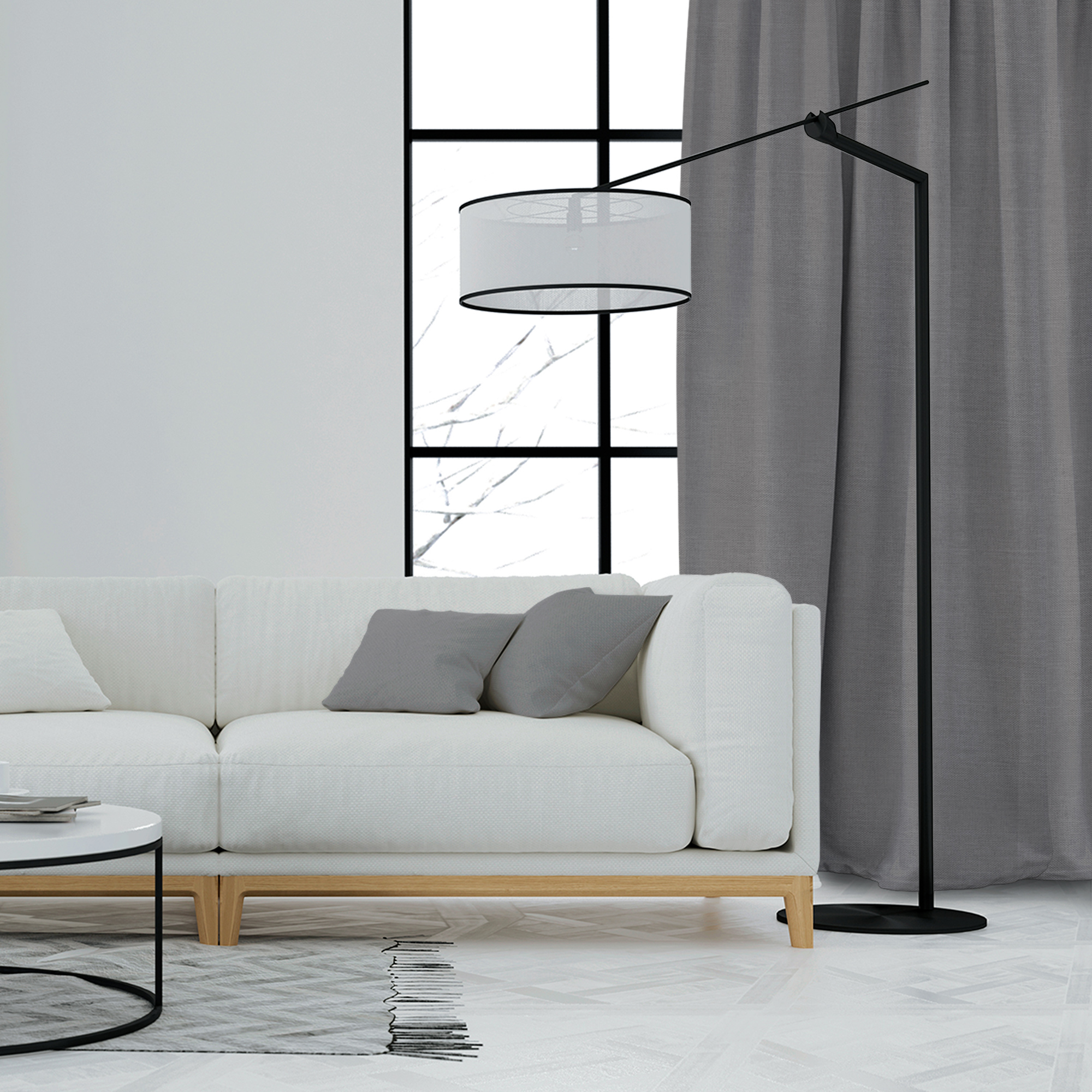 Wohnzimmer mit Sofa, Stehlampe und Thermo-Vorhang vor einem großen Fenster