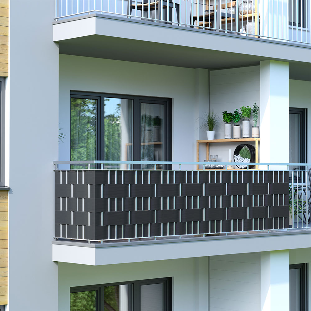 slider_image_0a1375b9bf494ce7a49447d05ffd6020 Balkon mit dekorativem Geländer und Pflanzen auf einem Regal im Hintergrund