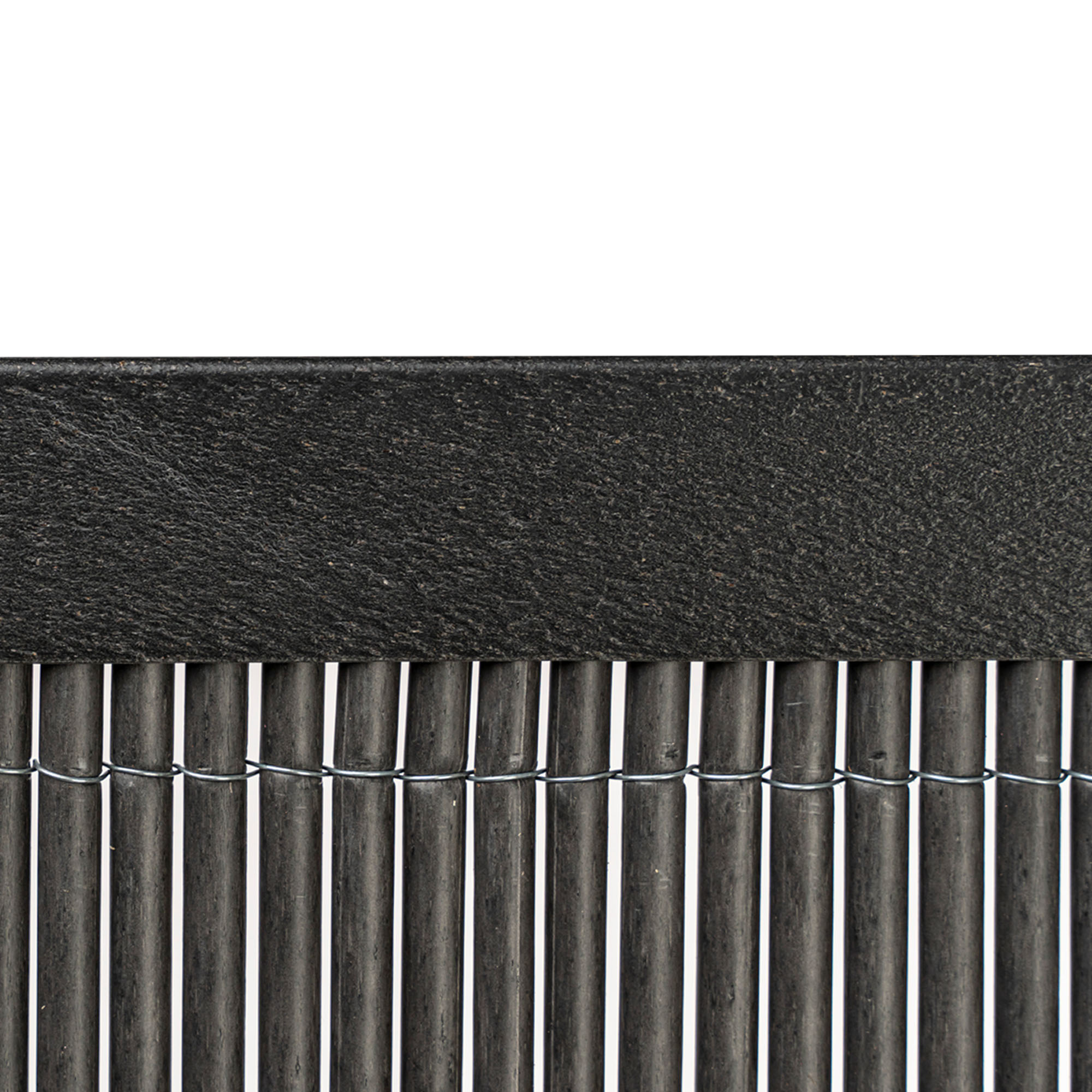 Abdeckprofil auf Sichtschutzmatte aus Bambusmaterial zur Stabilisierung und Abdeckung