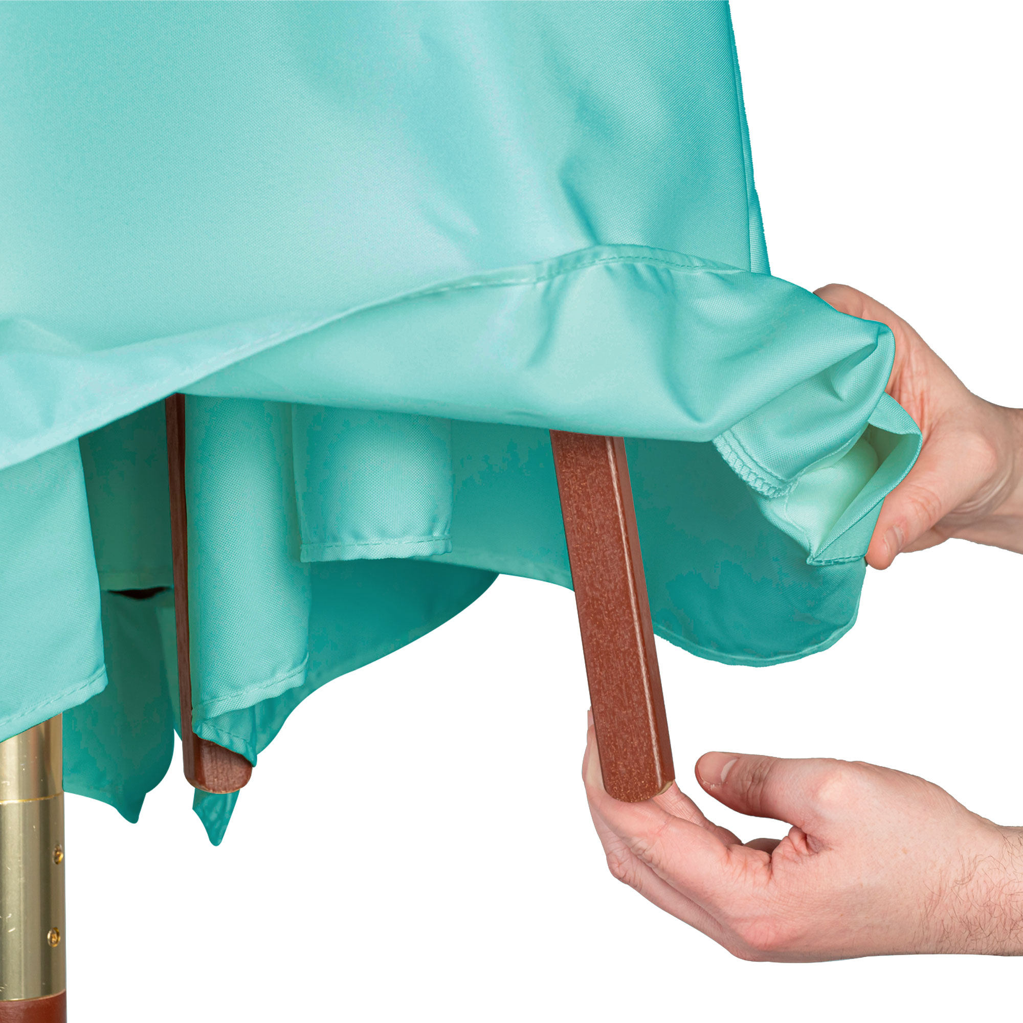 Sonnenschirmbespannung auf Holzrahmen mit Händen zur Befestigung