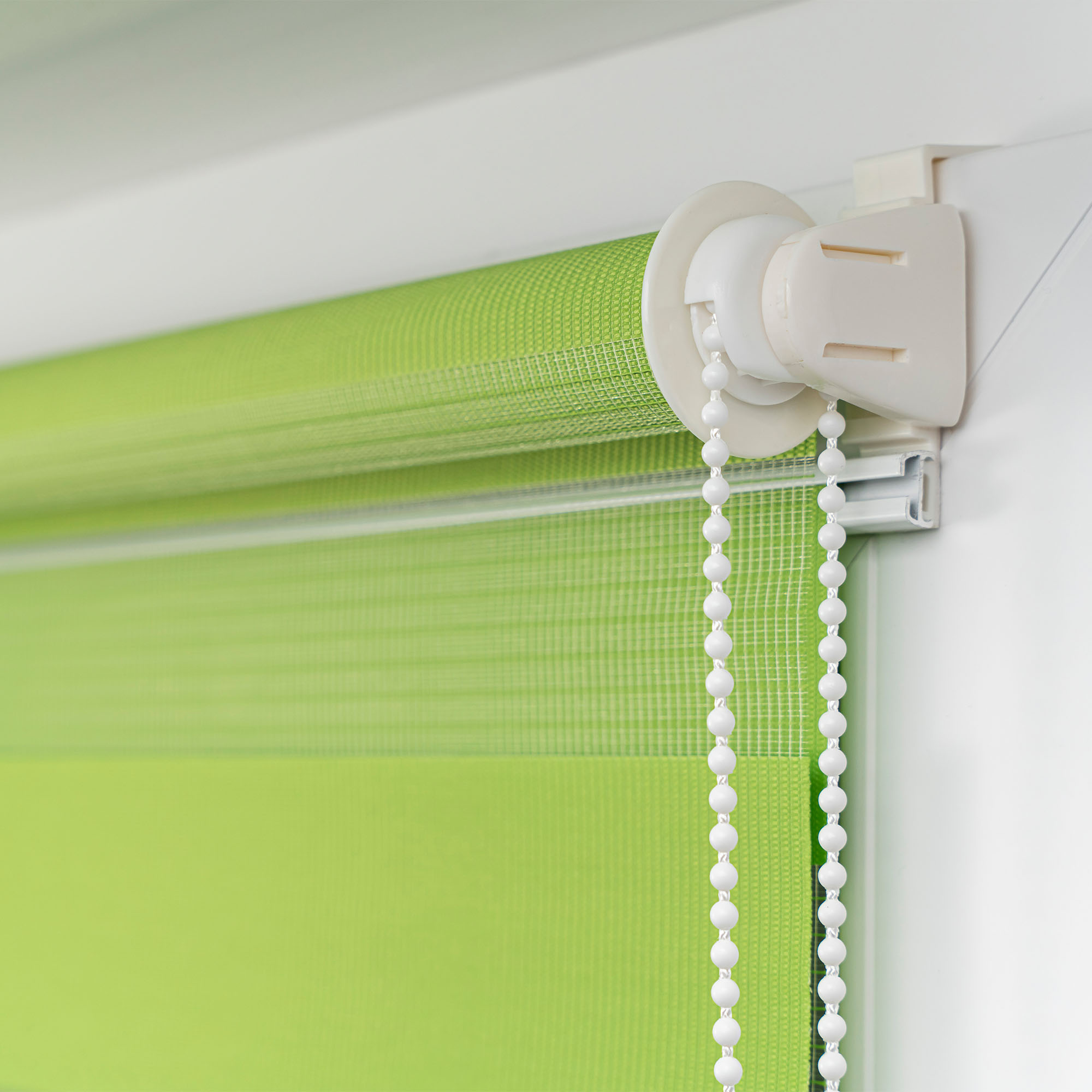 Klemmfix Doppelrollo mit Kettenzug zur Lichtregulierung an einem Fensterrahmen montiert