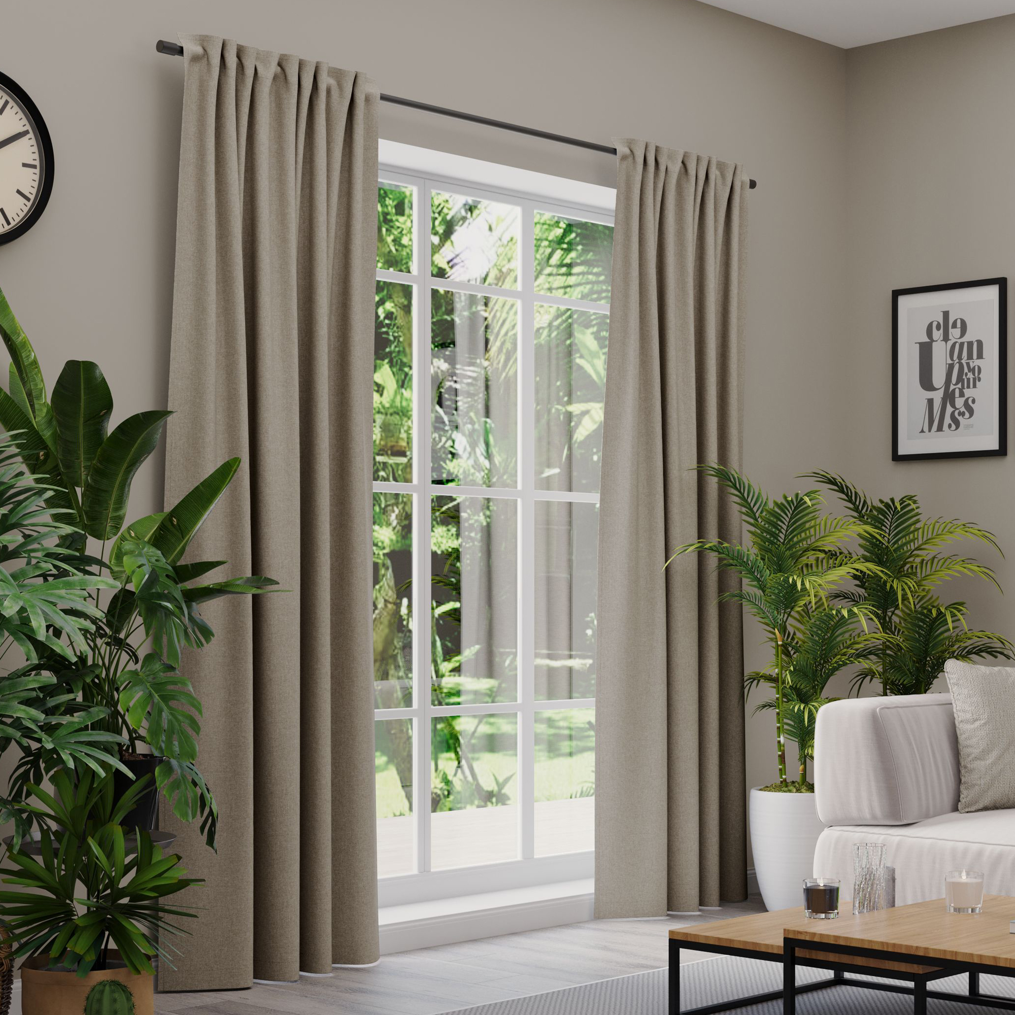 Gardinen an einem Fenster in einem Wohnzimmer mit Pflanzen und Möbeln