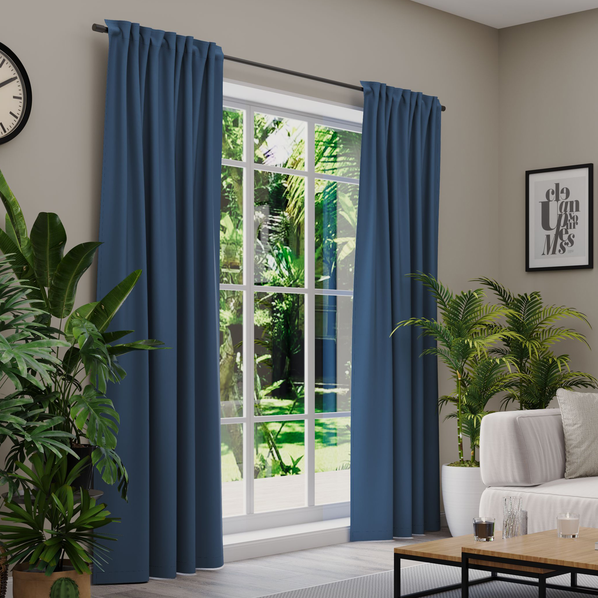 Gardinen an einem Fenster in einem Wohnzimmer mit Pflanzen und Möbeln