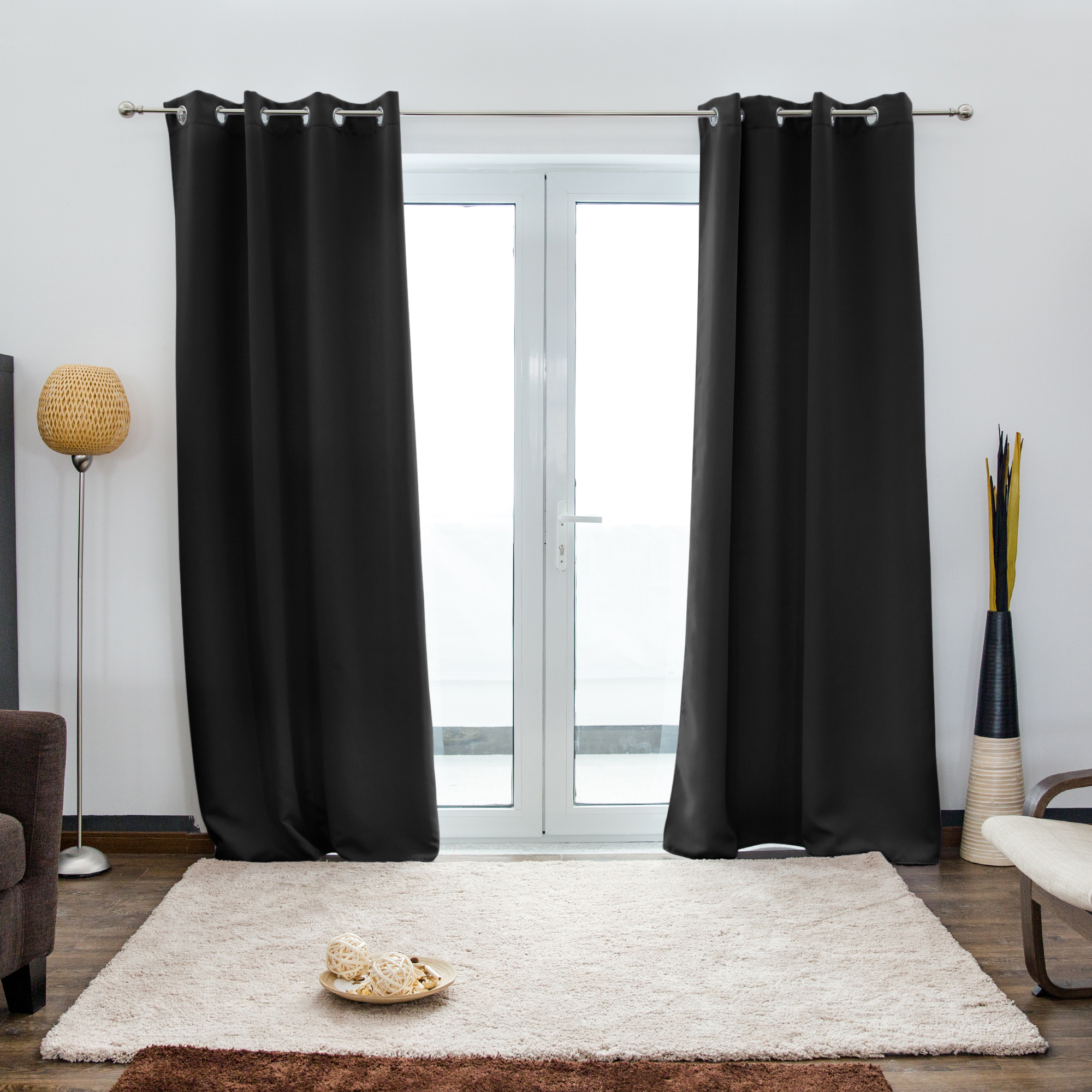 Ösenvorhang vor einer Glastür in einem Wohnzimmer mit Teppich und Stehlampe