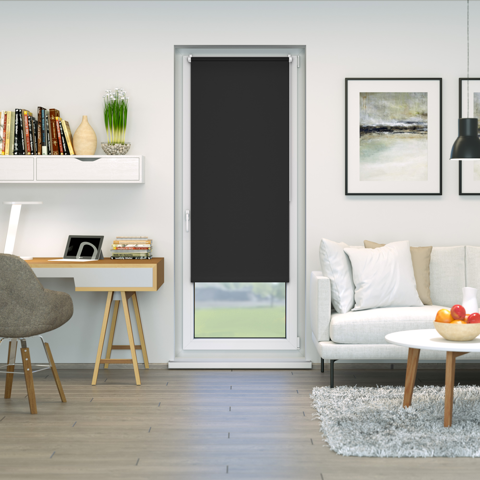 Verdunkelungsrollo an Fenster in modernem Wohnzimmer mit Sofa, Tisch und Schreibtisch