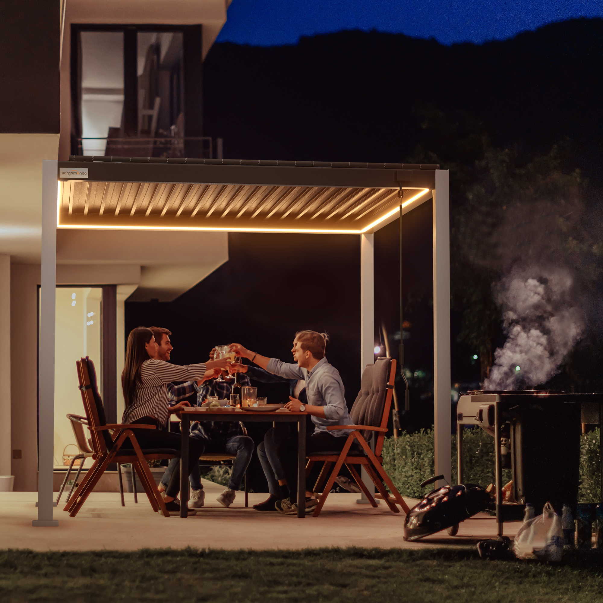 slider_image_019209cb161477858baa9cbc10e6cd3a Personen sitzen unter einer Pergola mit Lamellendach und stoßen an