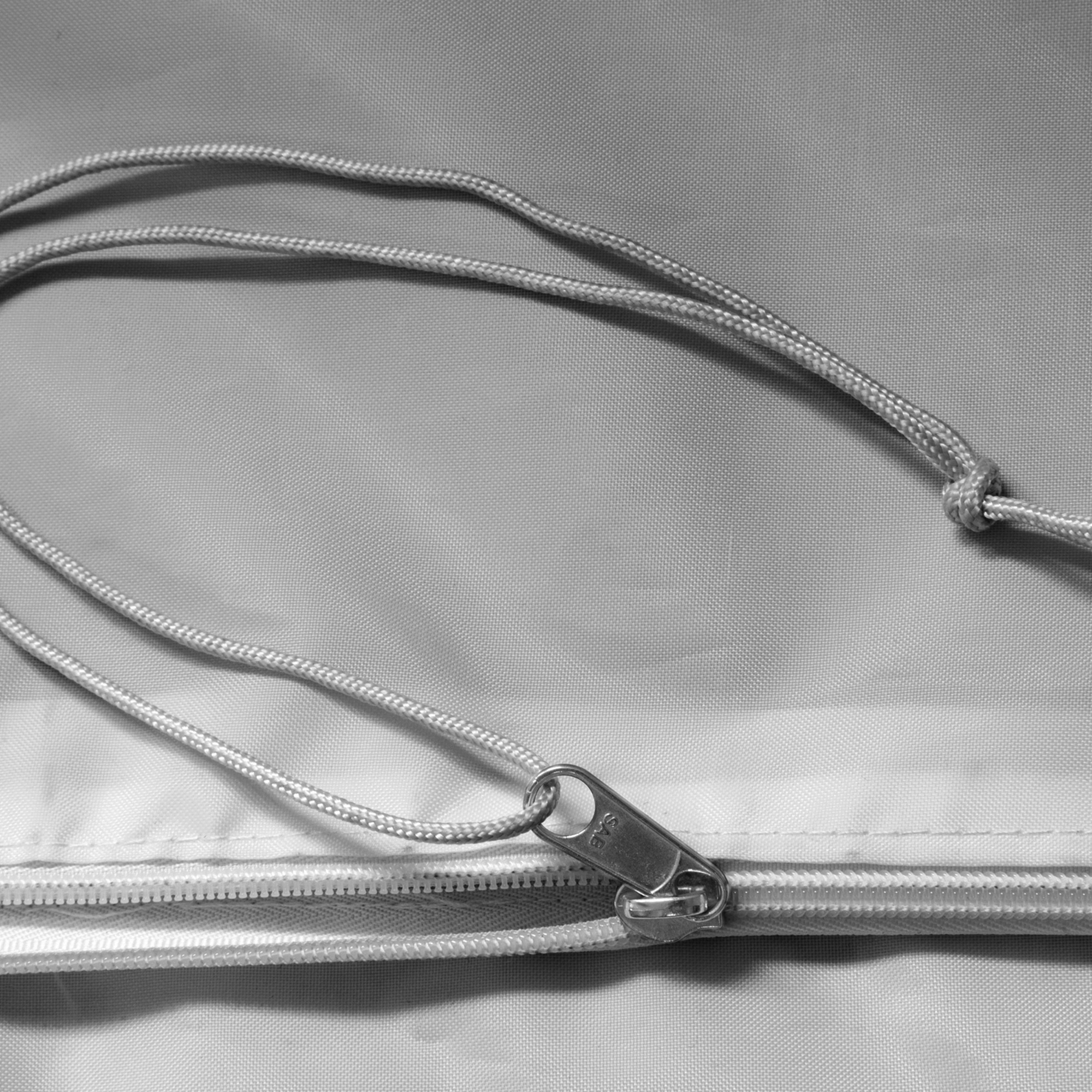 Reißverschluss und Kordel einer Schutzhülle für Sonnenschirme