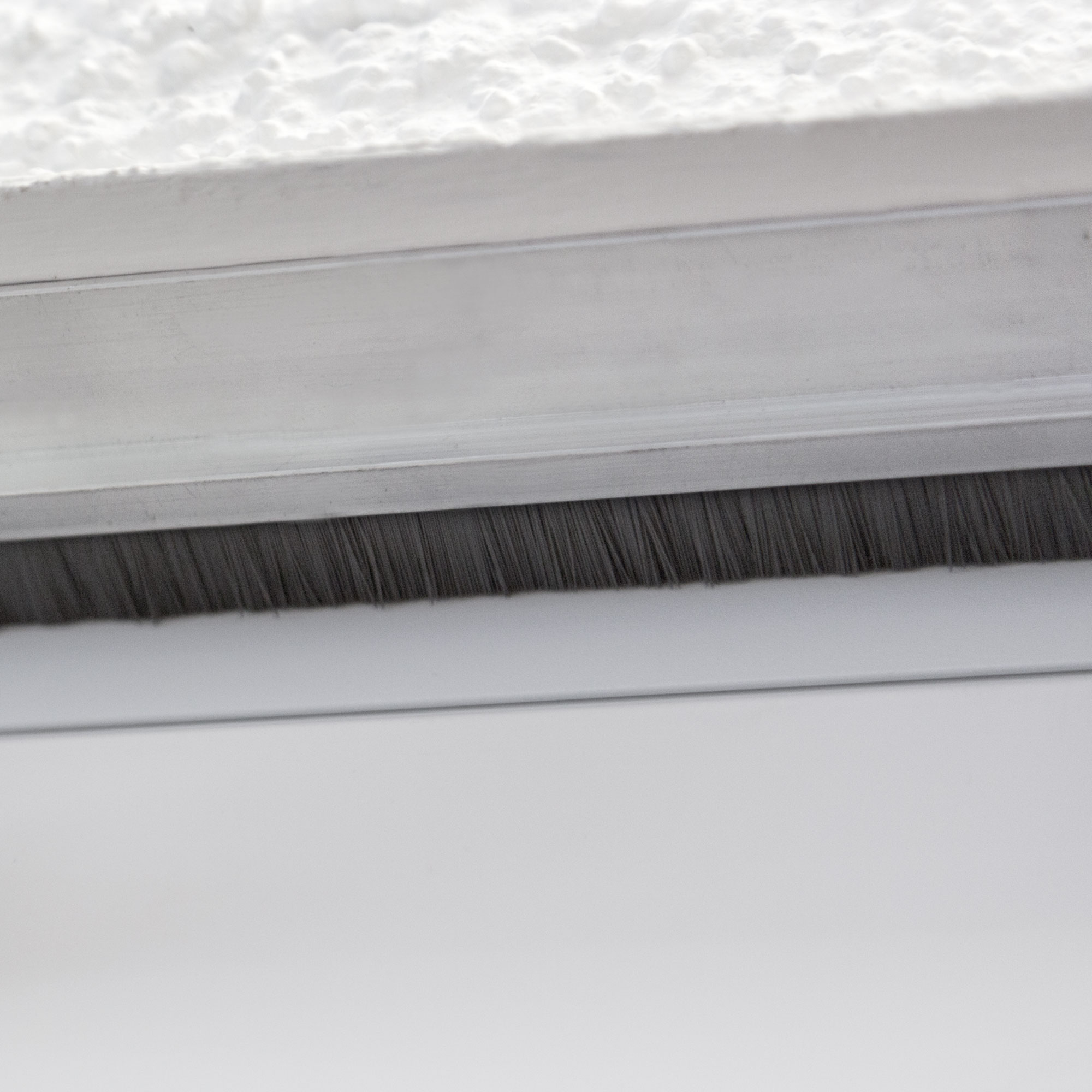 slider_image_019367eade5673929e9d25d096c41a25 Bürstendichtung mit Aluschiene zur Abdichtung von Spalten und Schutz vor Zugluft