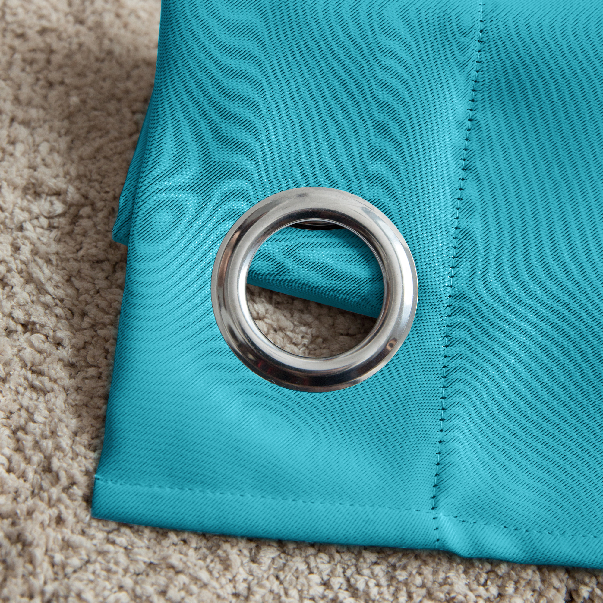 slider_image_b85ef266f2f842e3b1606a6b8edad0f4 Ösenvorhang mit Metallring auf Teppich liegend