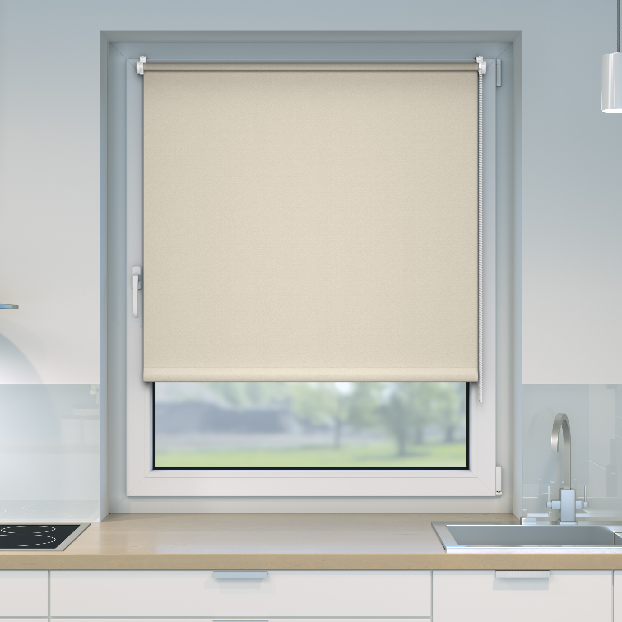 Verdunkelungsrollo an einem Fenster in einer Küche, mit Kette zum Hoch- und Runterziehen