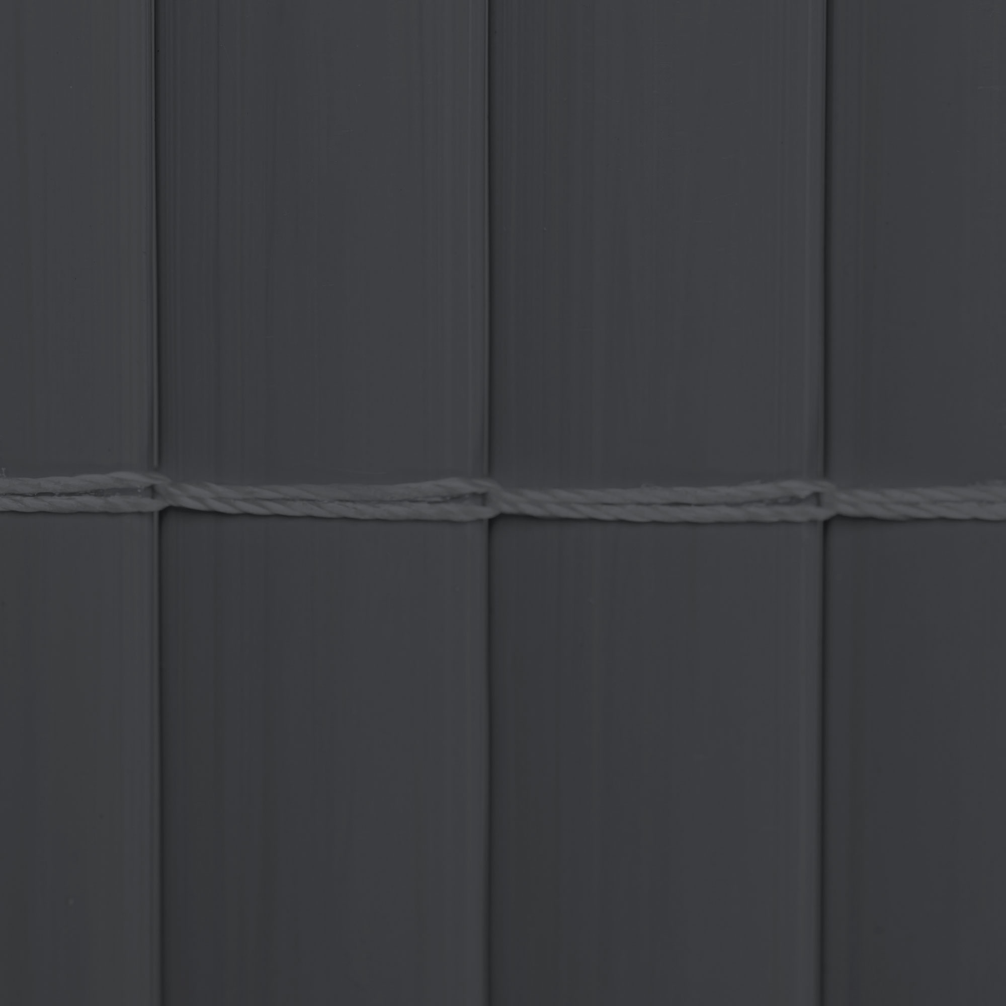 slider_image_724c12ef6aef4cafb65297d73c72d94d Gitterstruktur mit horizontalem Draht, geeignet für Zäune oder Abgrenzungen