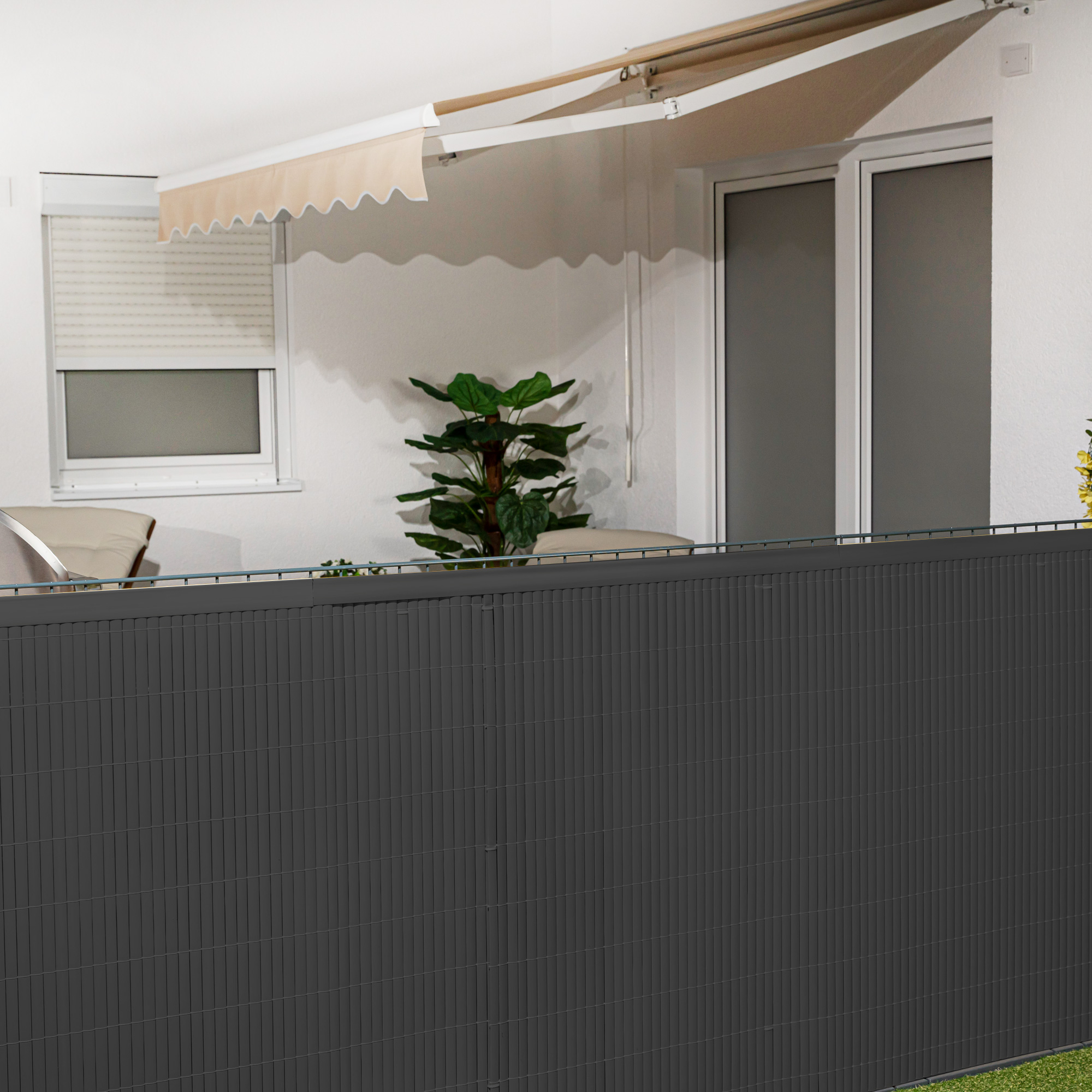 slider_image_fa38cd671aa84c4bafb3e97525335460 PVC Abdeckprofil für Sichtschutzmatten auf Terrasse montiert