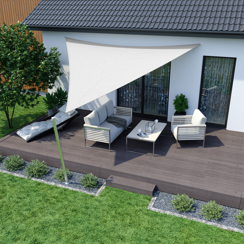 Dreieckiges Sonnensegel über Terrasse mit Sitzgruppe und Tisch