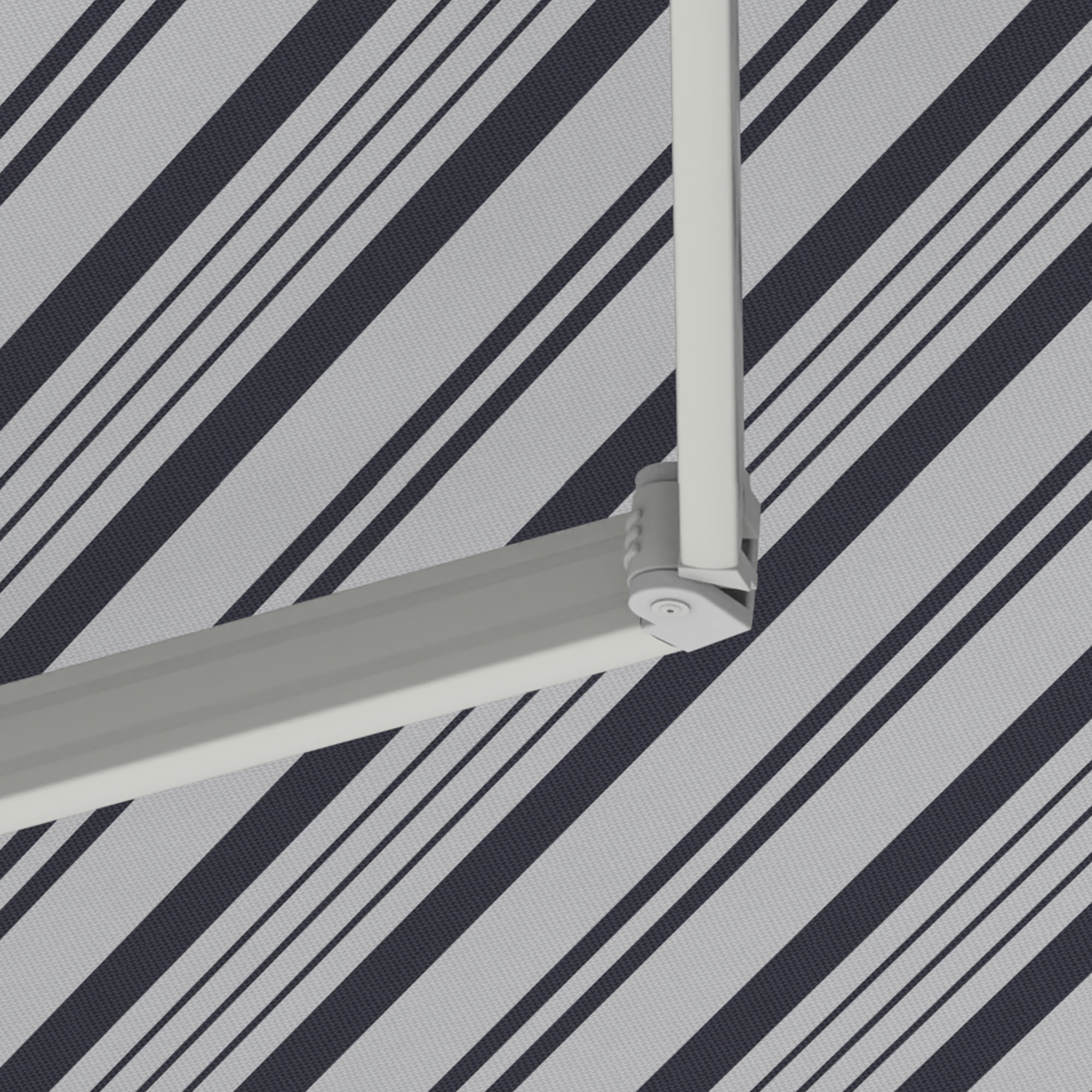 Kassettenmarkise mit Gelenkarm und gestreiftem Tuch im Hintergrund