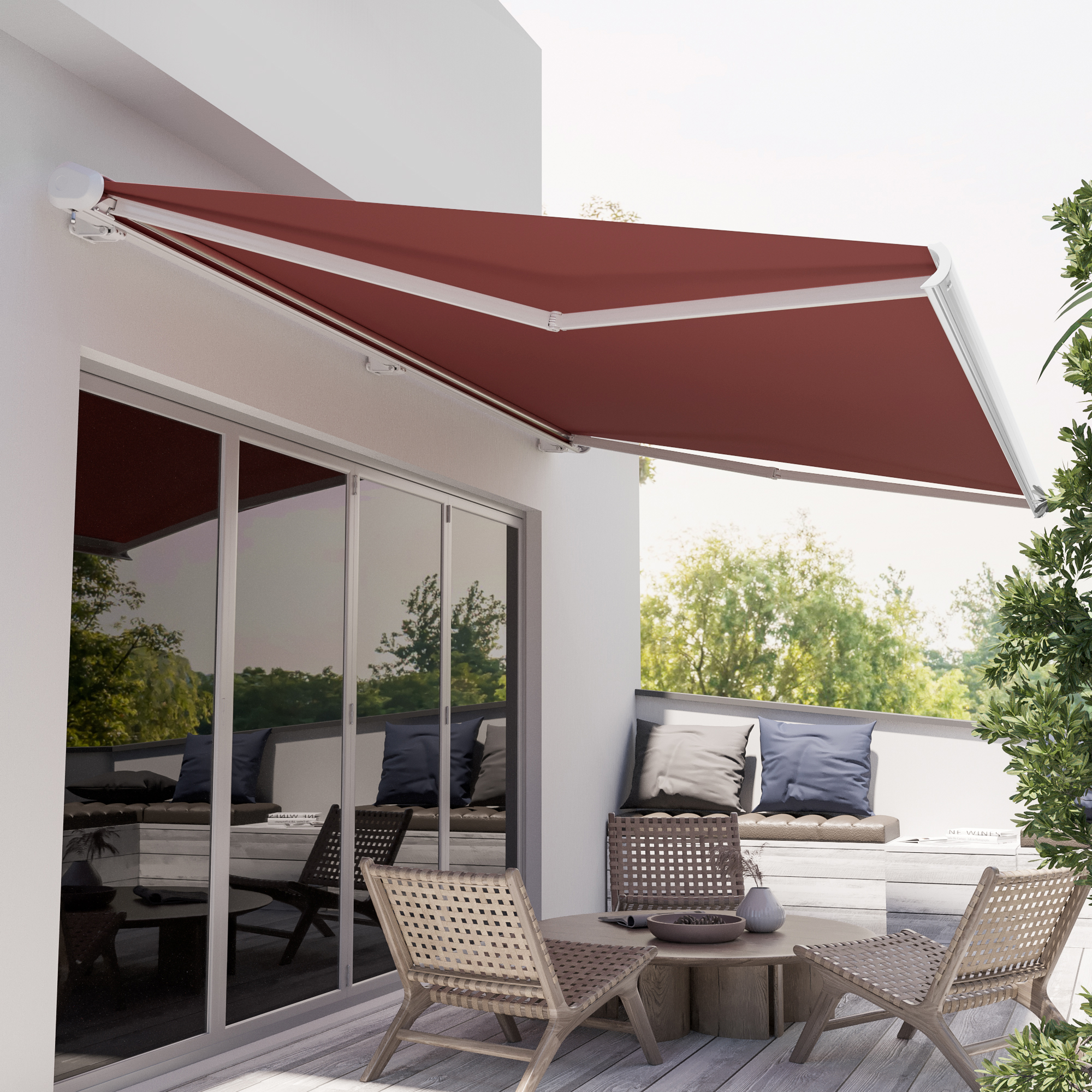 Kassettenmarkise an Hauswand über Terrasse mit Sitzmöbeln und Pflanzen