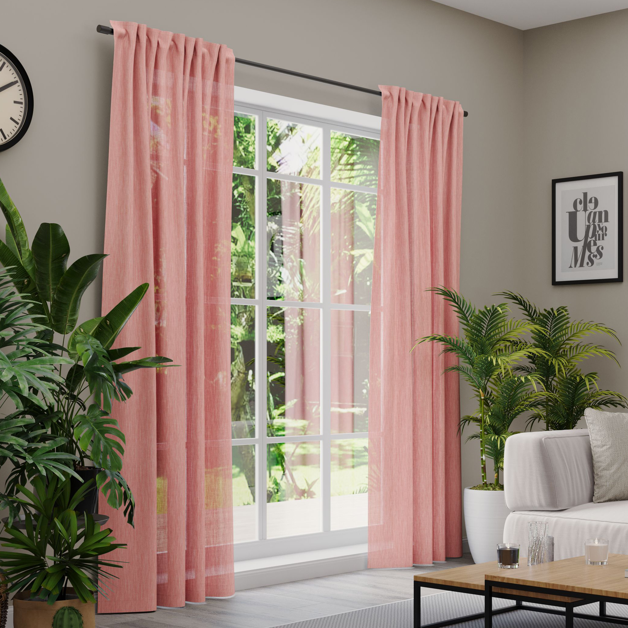 Gardinen an einem Fenster in einem Wohnzimmer mit Pflanzen und Möbeln