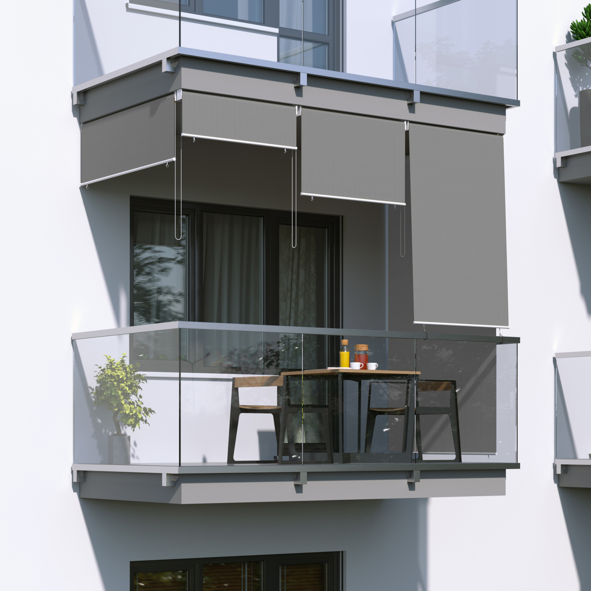 Balkon mit freihängender Senkrechtmarkise und Tisch mit Stühlen