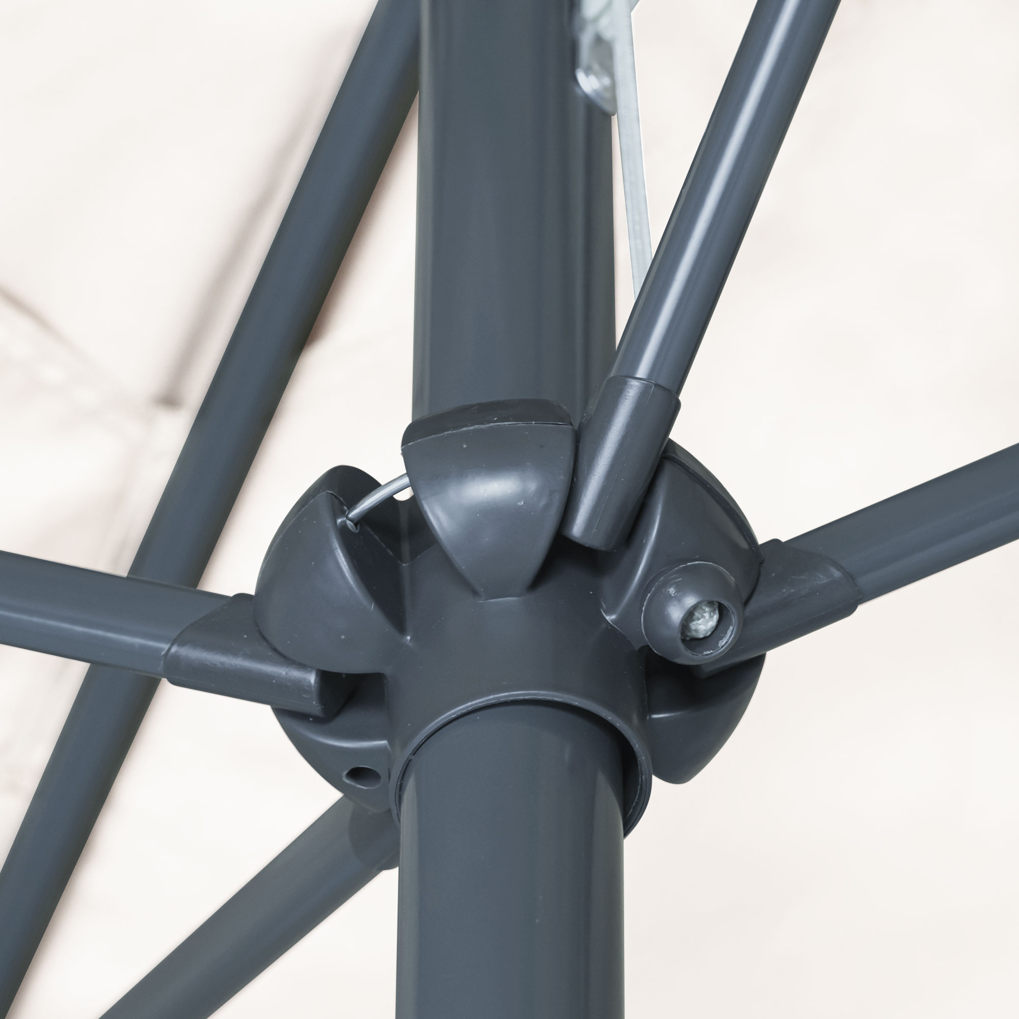 Nahaufnahme eines knickbaren Sonnenschirmgestänges mit Verstellmechanismus