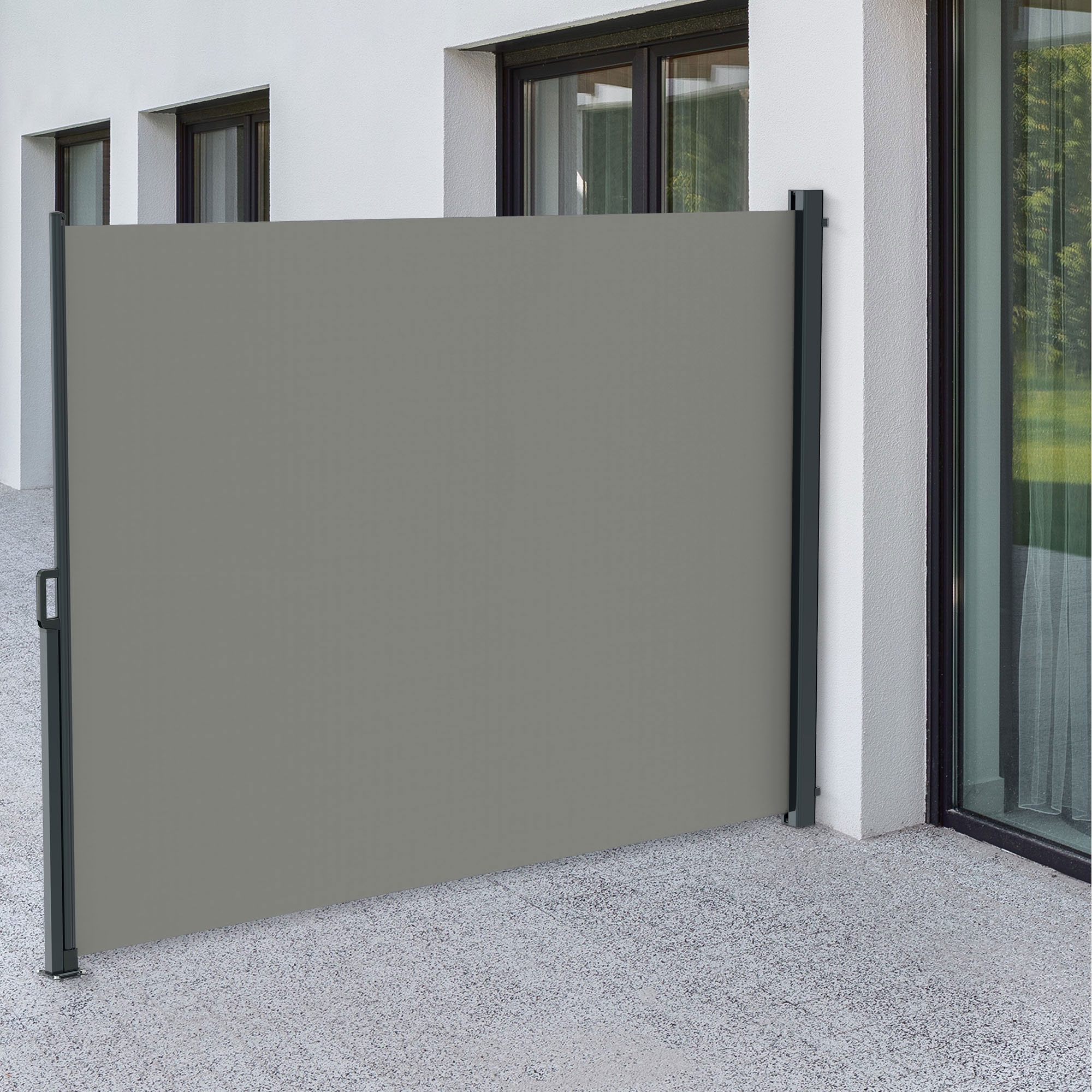 Seitenzugmarkise an Hauswand montiert, bietet Sicht- und Windschutz auf Terrasse