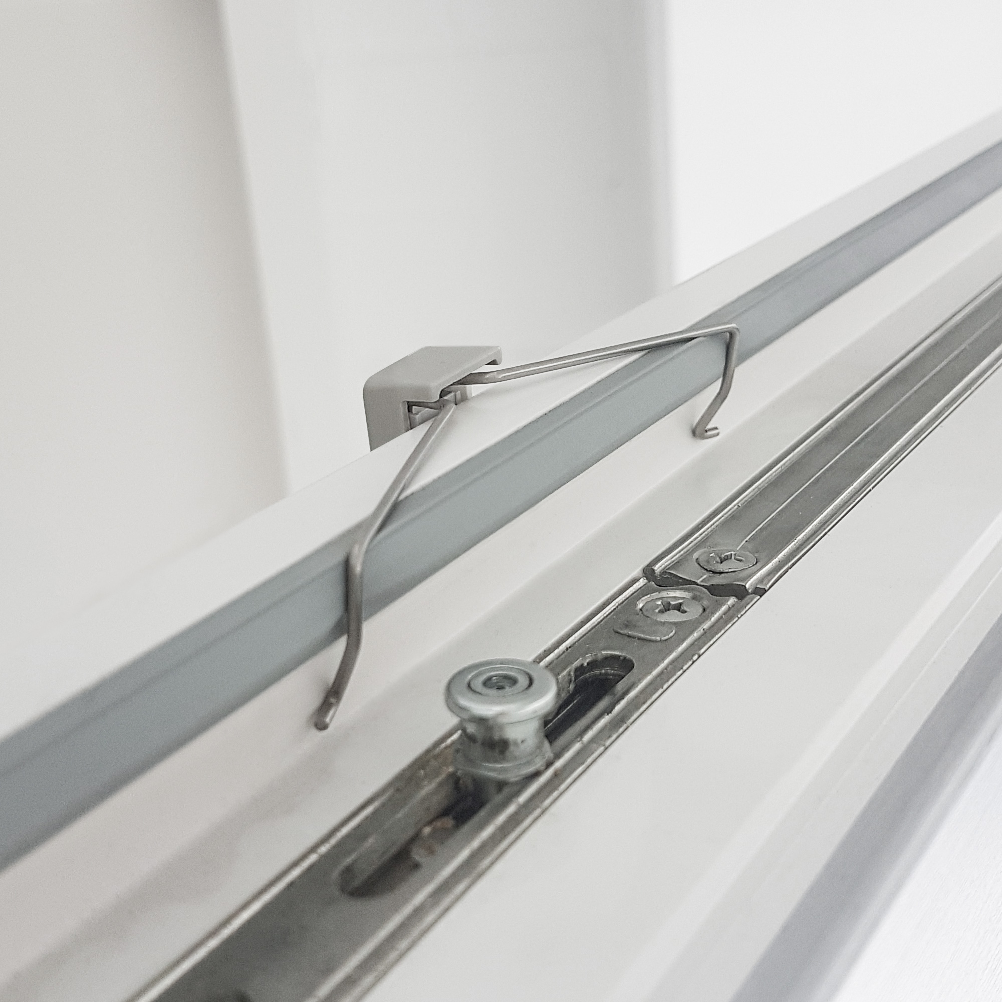 Klemmhalter für Plissees an Fensterrahmen montiert