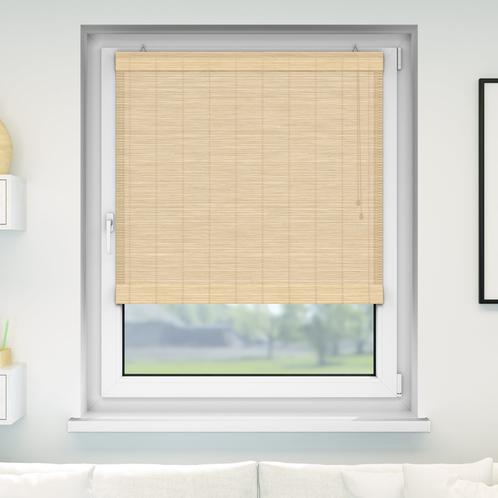 Fenster mit heruntergelassenem Rollo aus horizontalen Lamellen