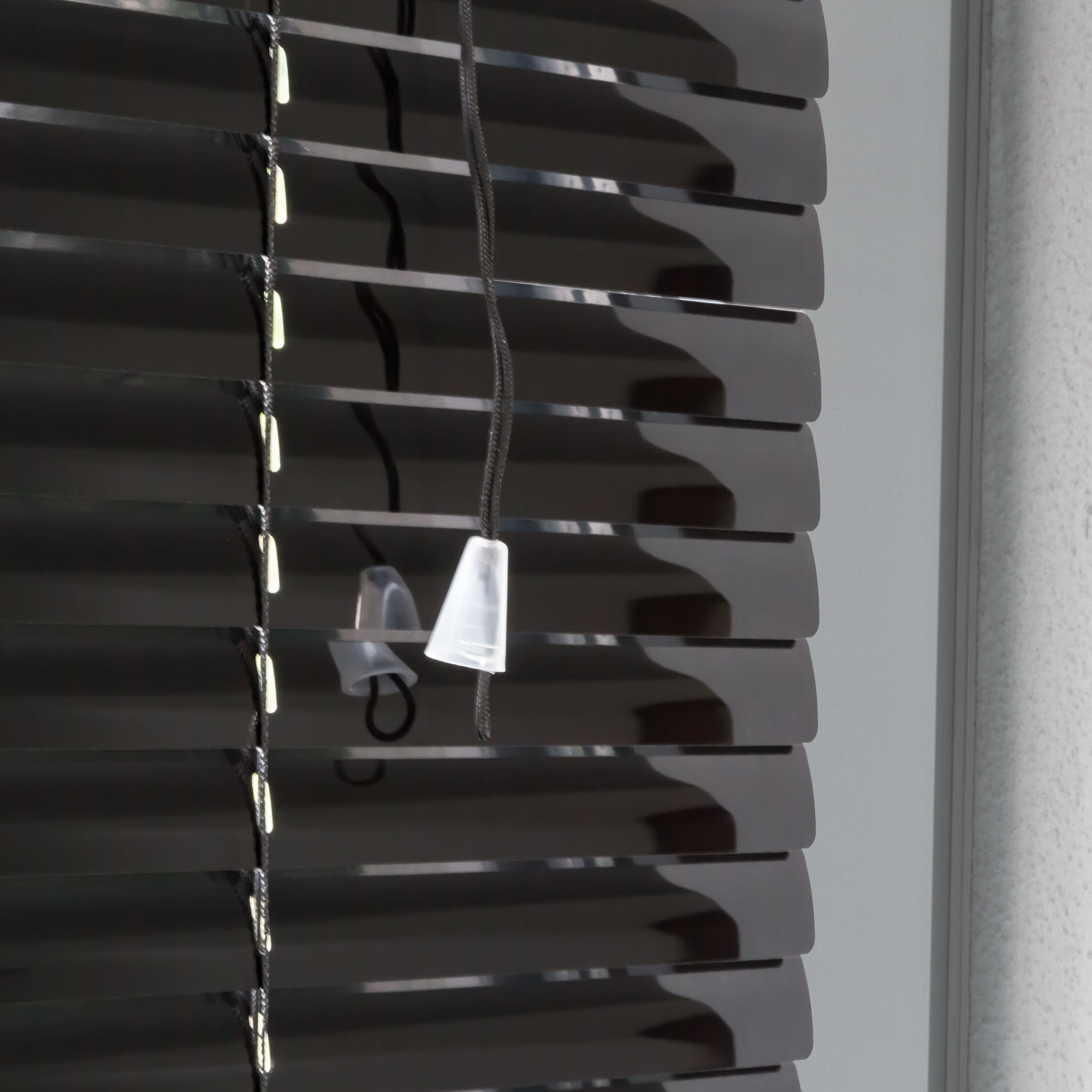 Aluminiumjalousie mit verstellbaren Lamellen und Zugkordel zur Lichtregulierung