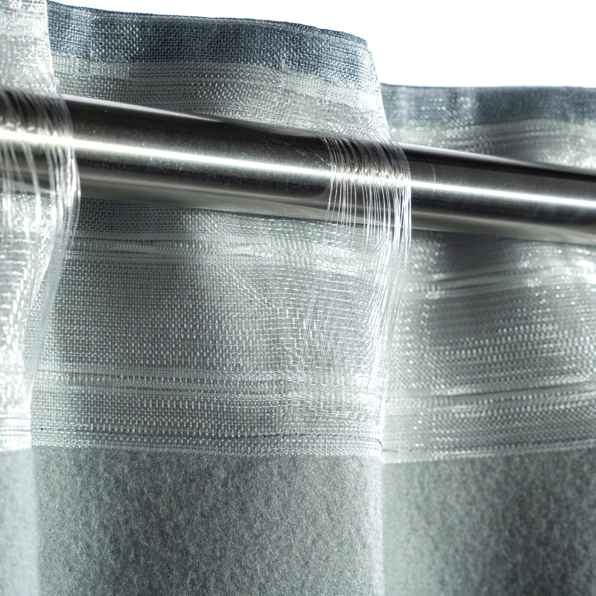 slider_image_01922925d4937a78b00f9a9d4f7bc1ea Zwei Vorhänge mit Faltenwurf, nebeneinander hängend