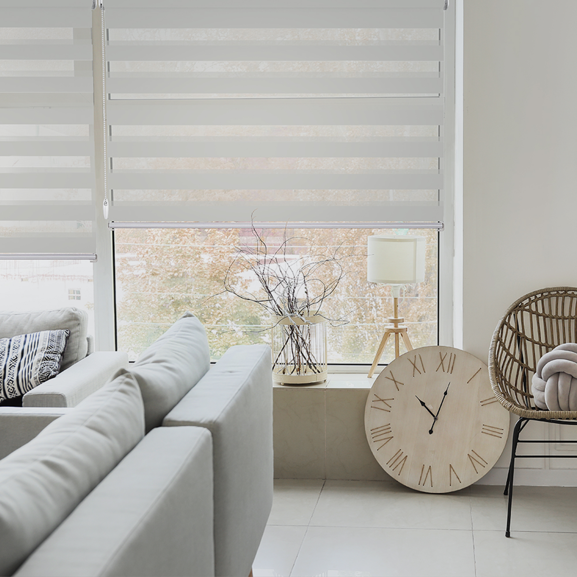 slider_image_ff8ac00f1d4e42b78c79729c8574797d Klemmfix Doppelrollo an Fenster in modernem Wohnzimmer mit Sofa und Dekorationen