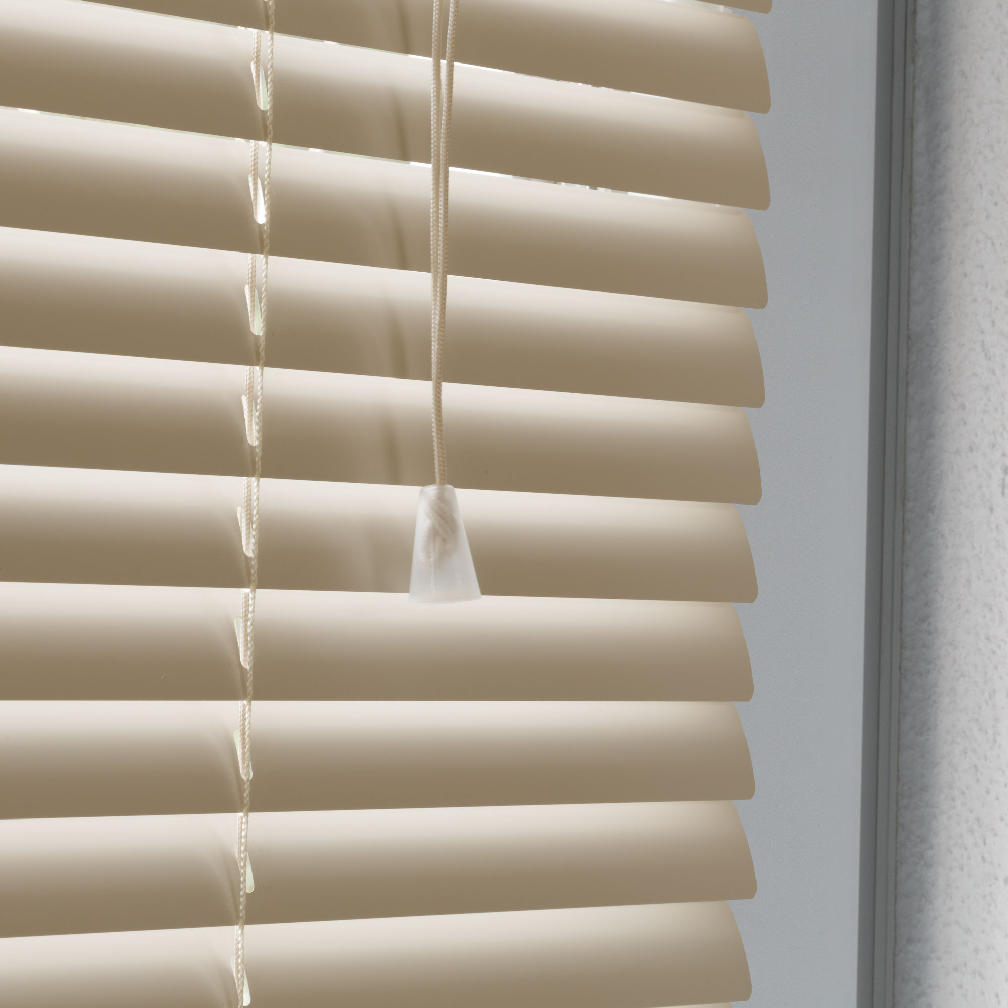 slider_image_cf52ff69a272486188e88a64a6eb1a69 Aluminiumjalousie mit verstellbaren Lamellen und Zugkordel zur Lichtregulierung