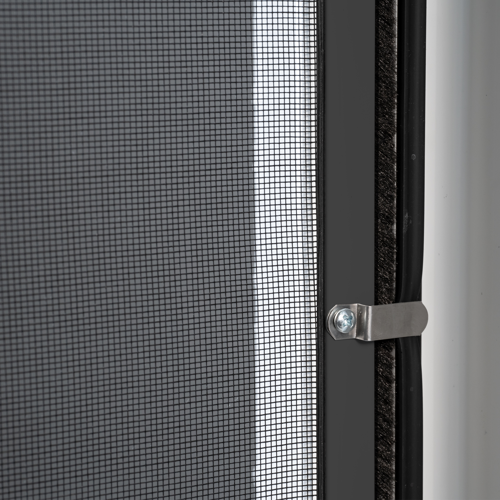 Insektenschutz-Spannrahmen mit Netz und Befestigungselementen in Nahaufnahme