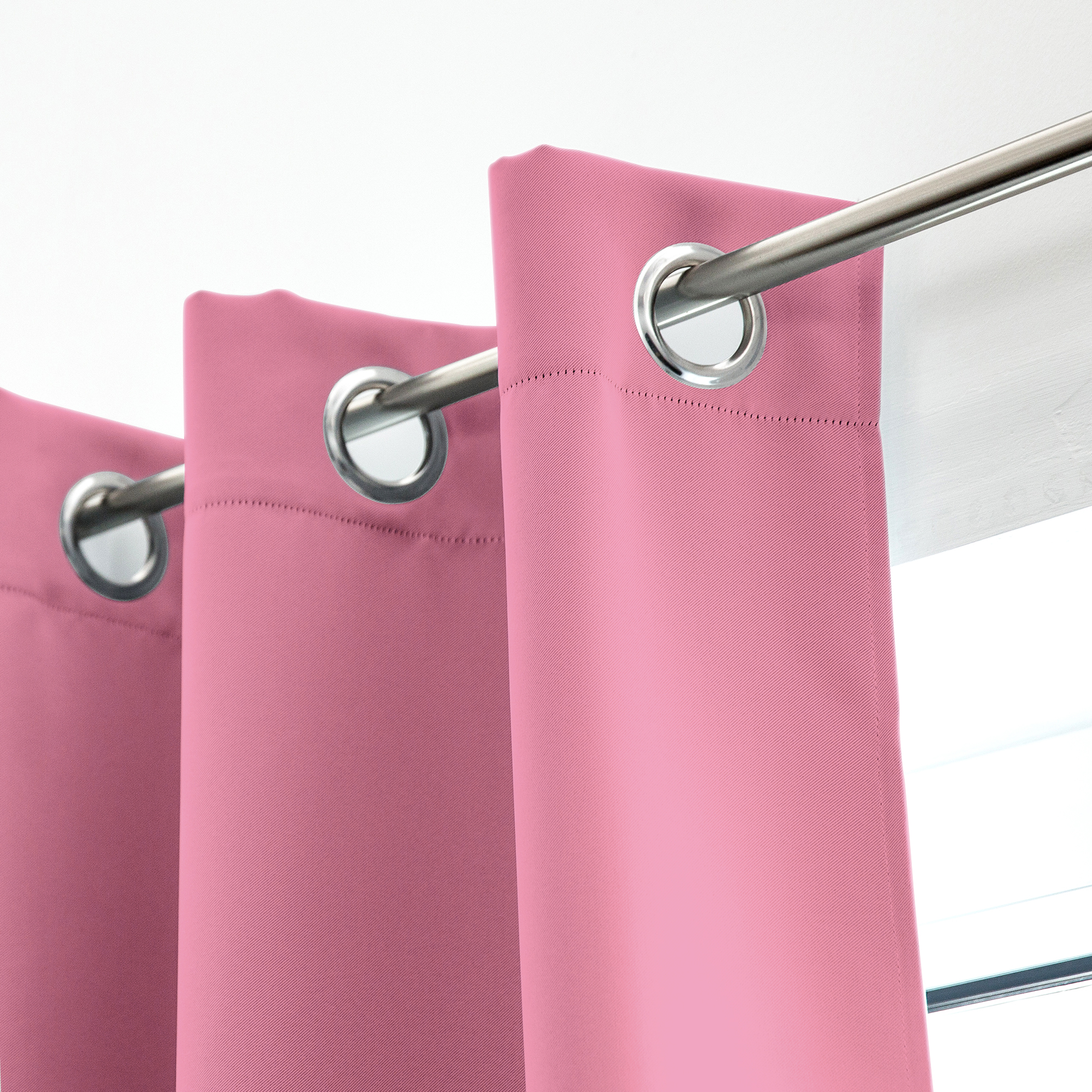 Ösenvorhang an Stange befestigt, zeigt obere Kante mit Metallösen