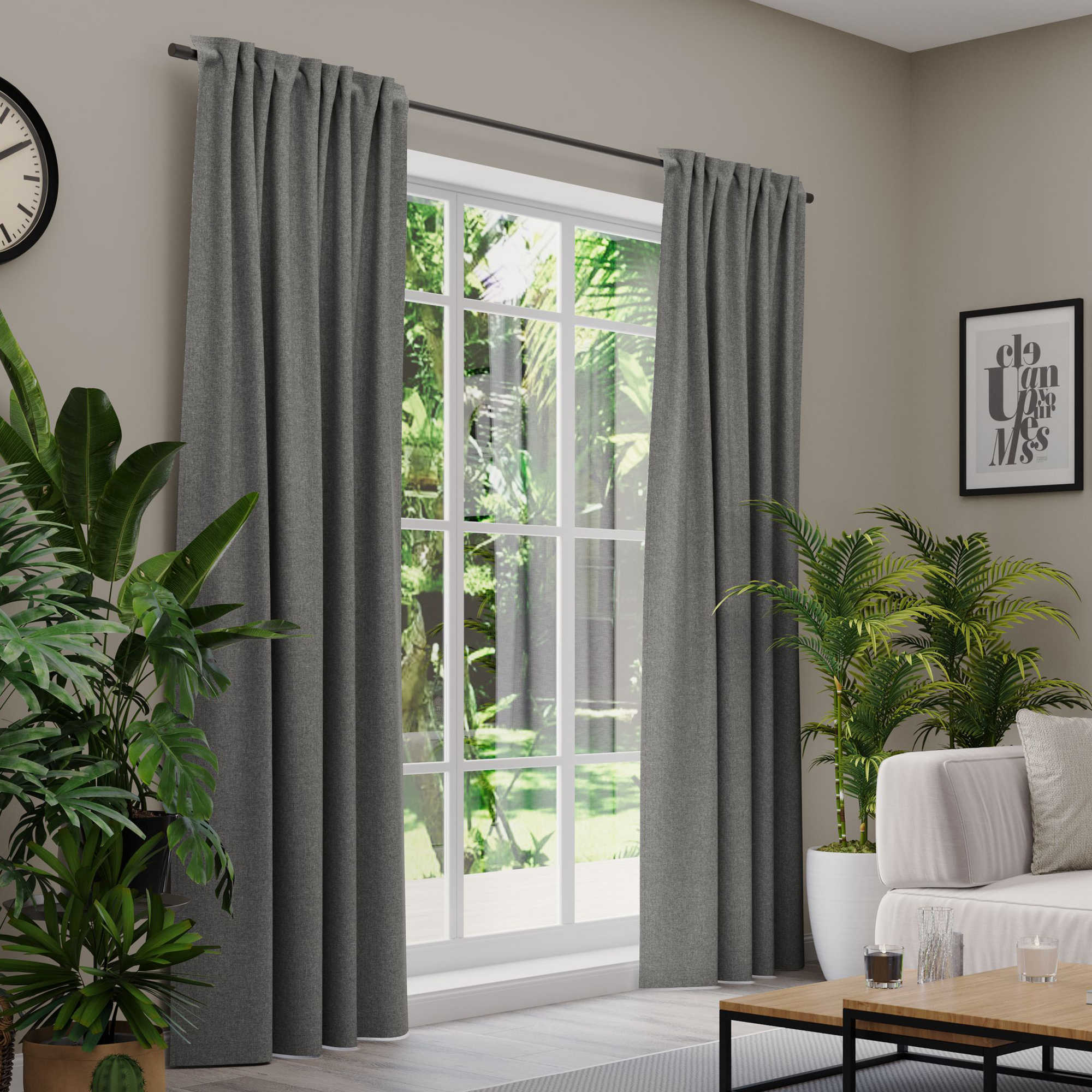 Gardinen an einem Fenster in einem Wohnzimmer mit Pflanzen und Möbeln