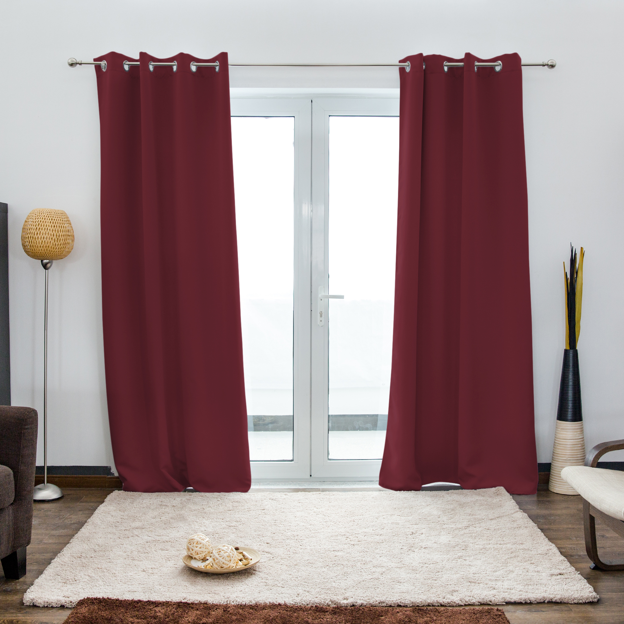 Ösenvorhang vor einer Glastür in einem Wohnzimmer mit Teppich und Stehlampe