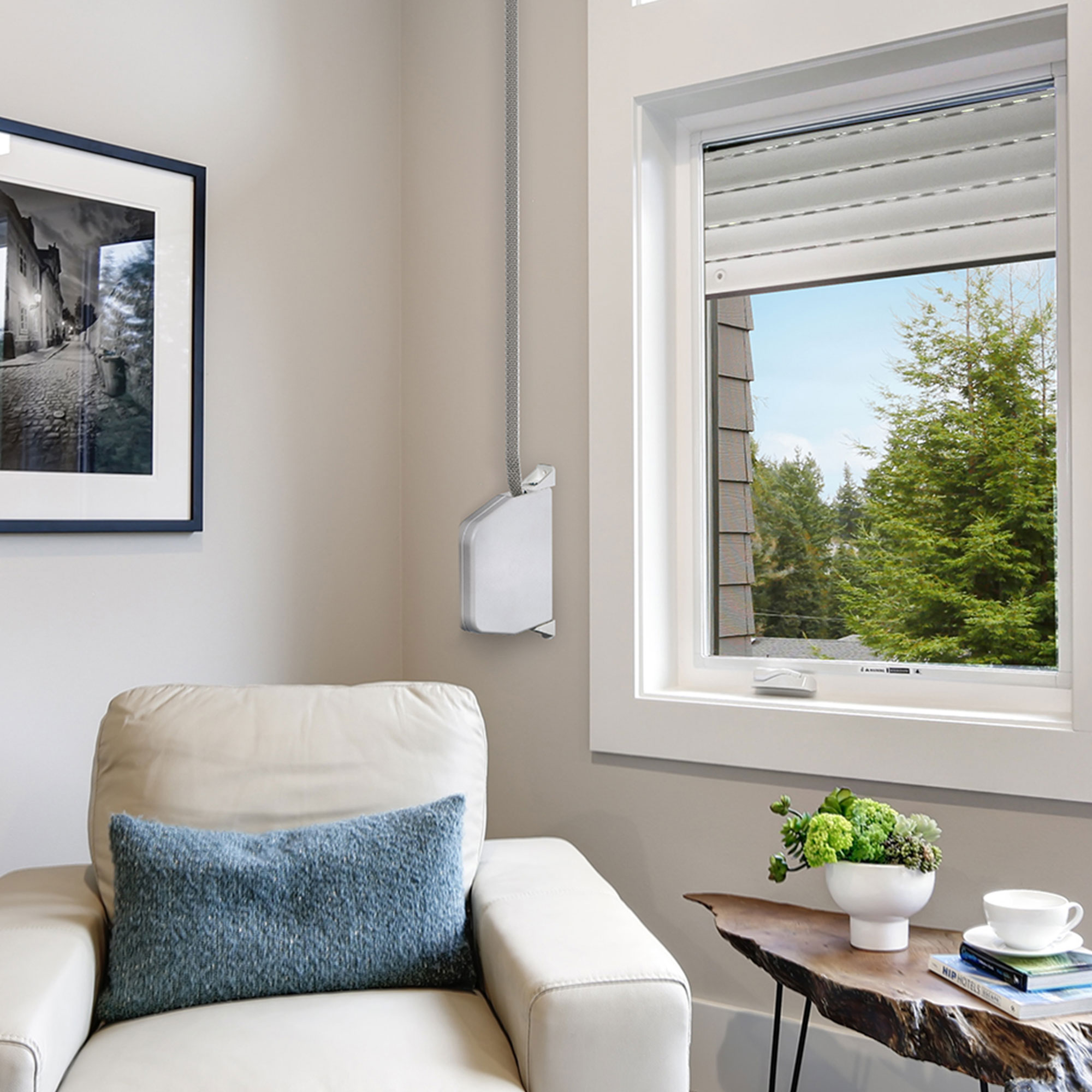 Gurtwickler an der Wand neben einem Fenster in einem Wohnzimmer montiert