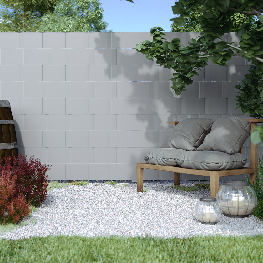 slider_image_6e5293e28ab548b68c91e1c668321b5a Sichtschutzstreifen aus PVC in einem Garten mit Sitzbereich und Pflanzen